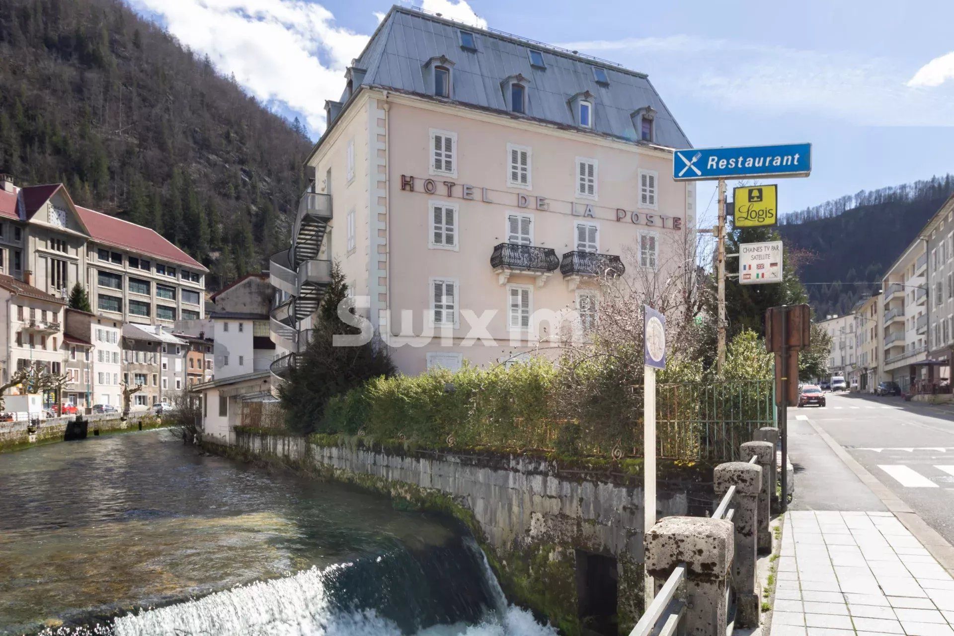 building 47 Rooms for sale on Hauts de Bienne (39400)