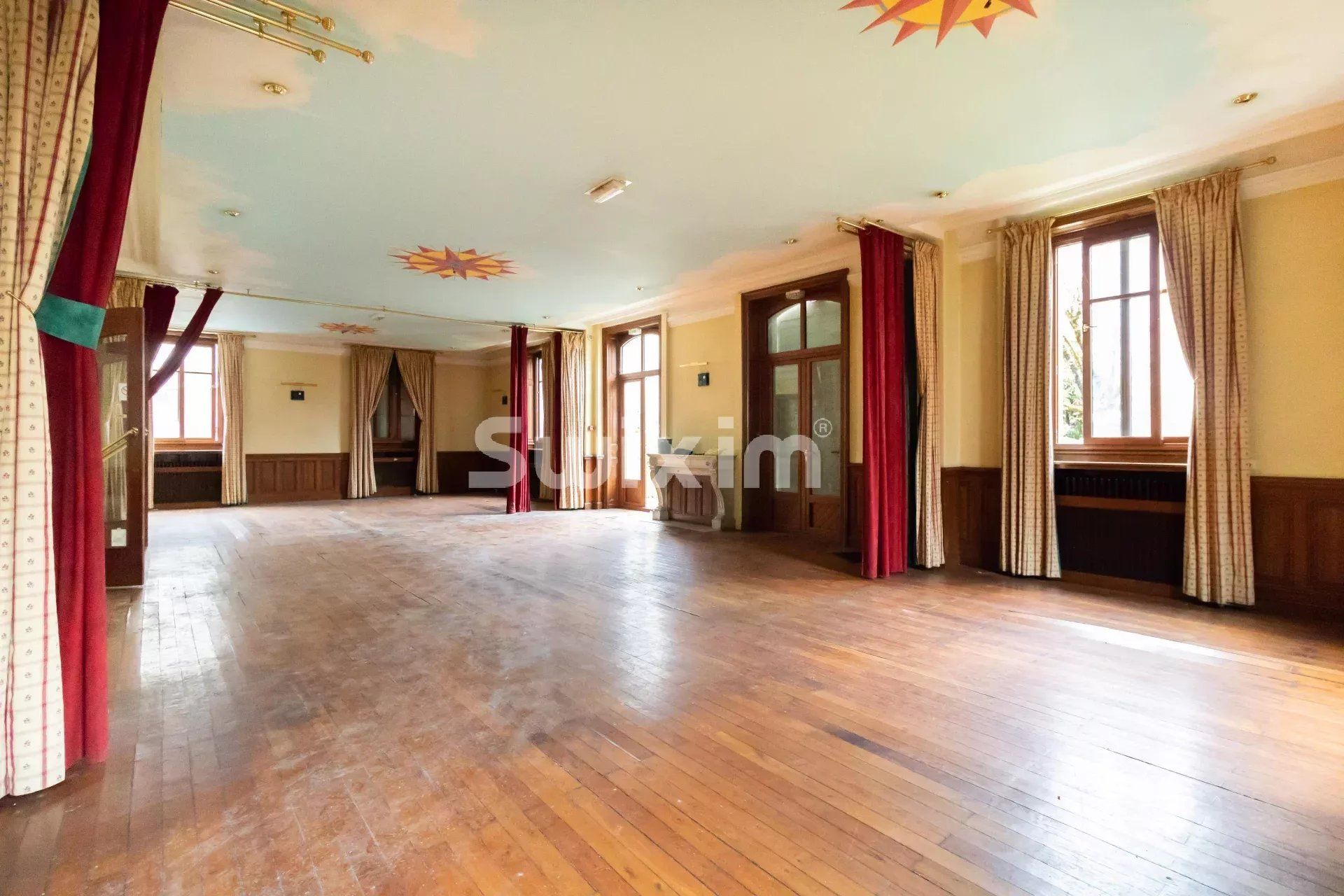 building 47 Rooms for sale on Hauts de Bienne (39400)