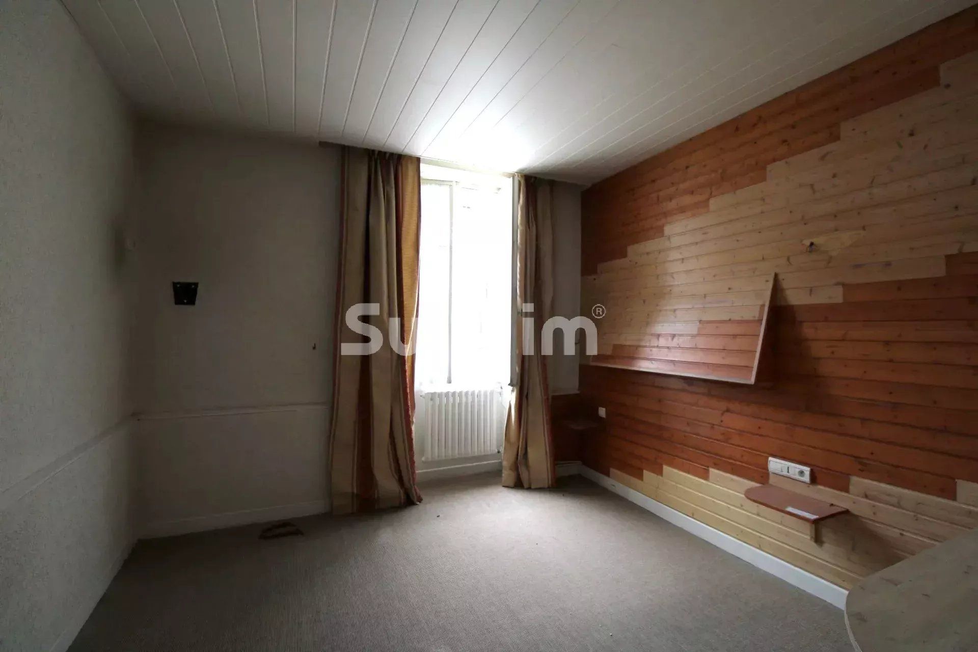 building 47 Rooms for sale on Hauts de Bienne (39400)