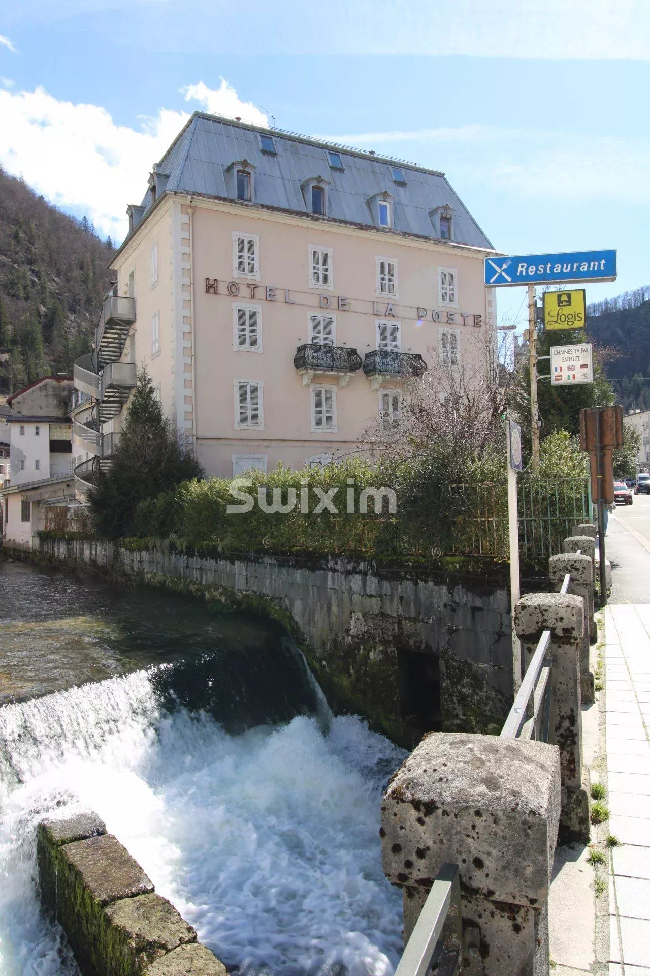 building 47 Rooms for sale on Hauts de Bienne (39400)