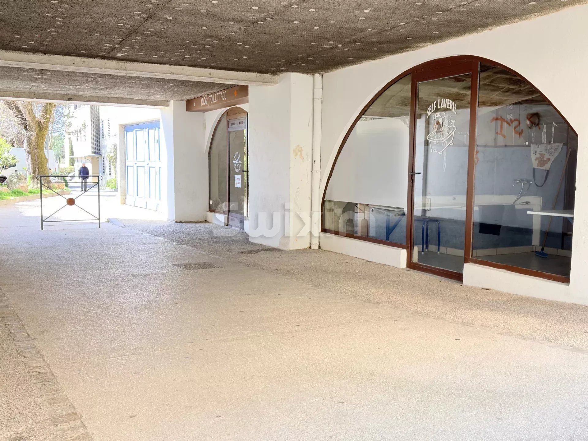 comercial local para venda sobre Uzès (30700)