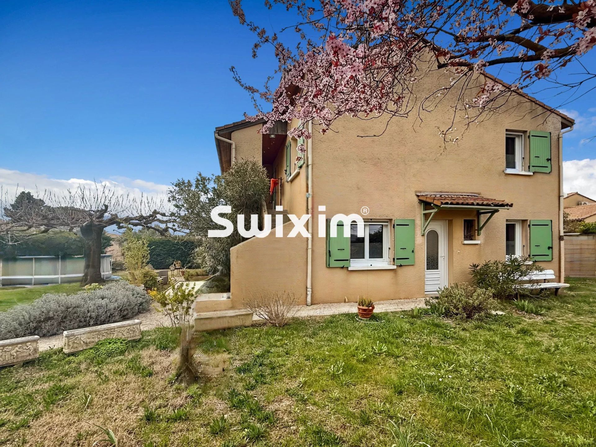 house 6 Rooms for sale on Pierrelatte (26700)