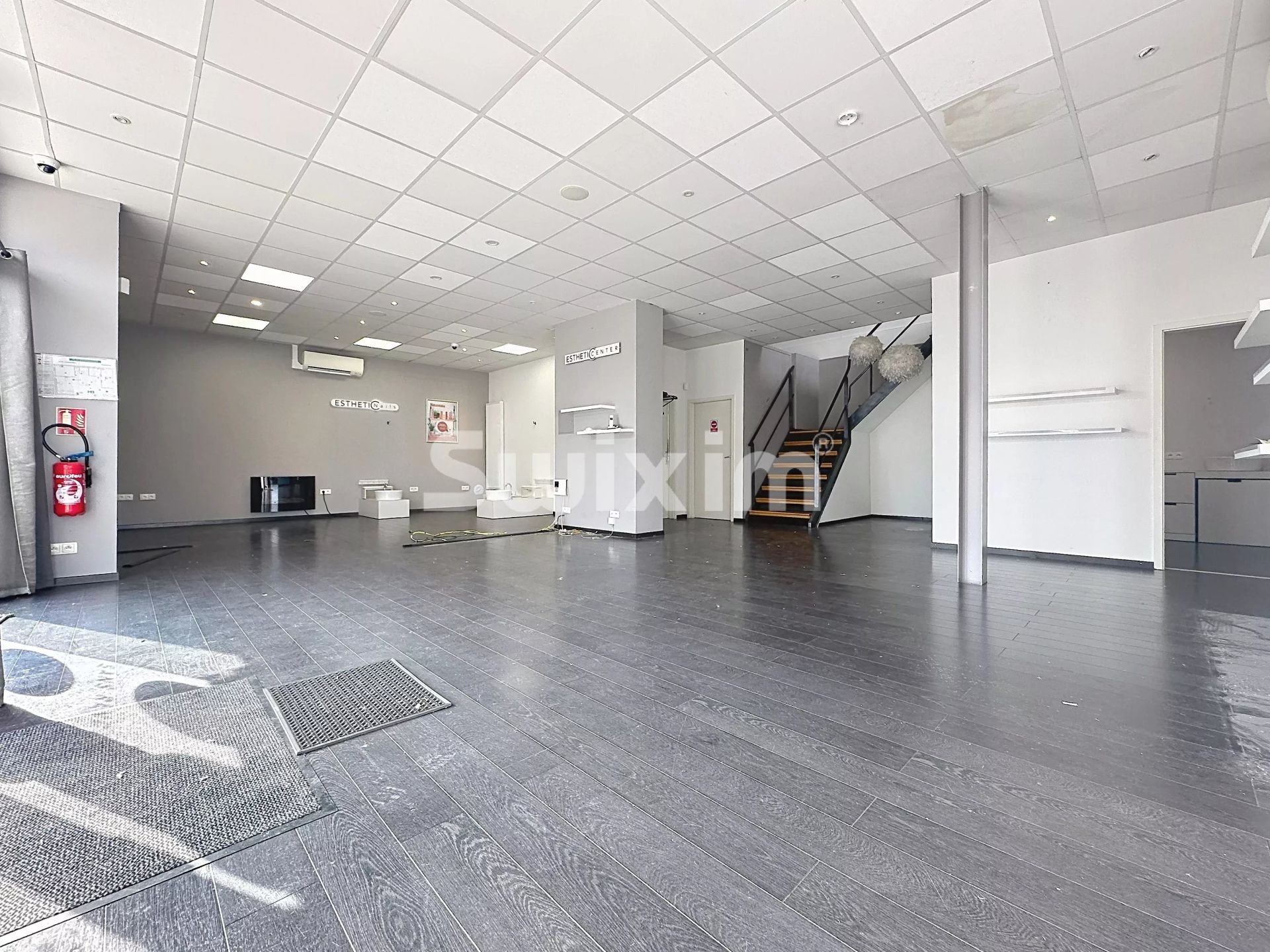 locale commerciale 11 Camere in affitto su Ségny (01170)