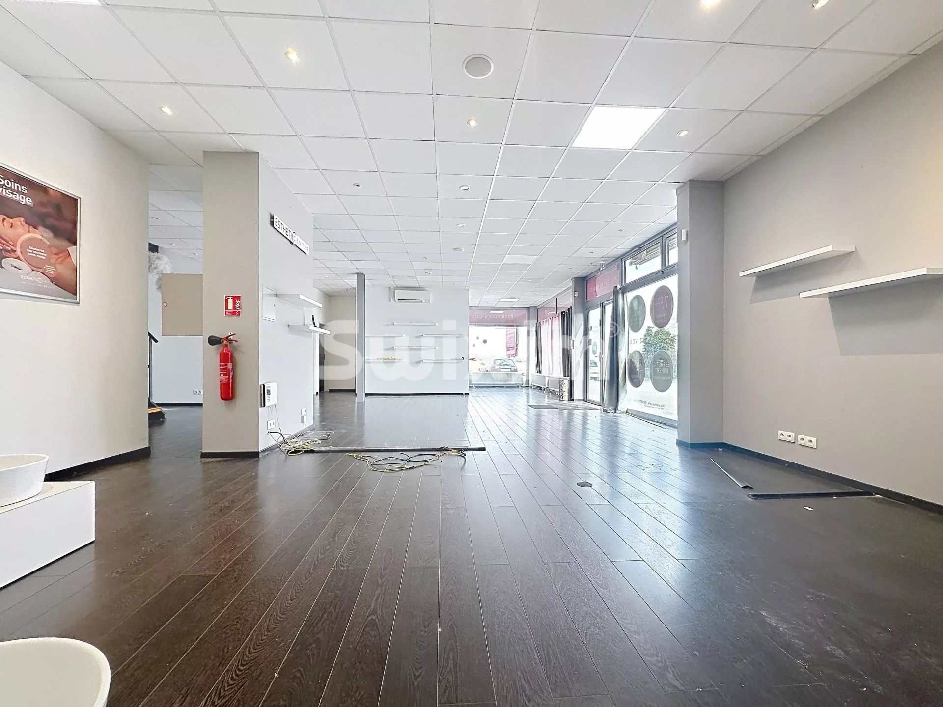 locale commerciale 11 Camere in affitto su Ségny (01170)