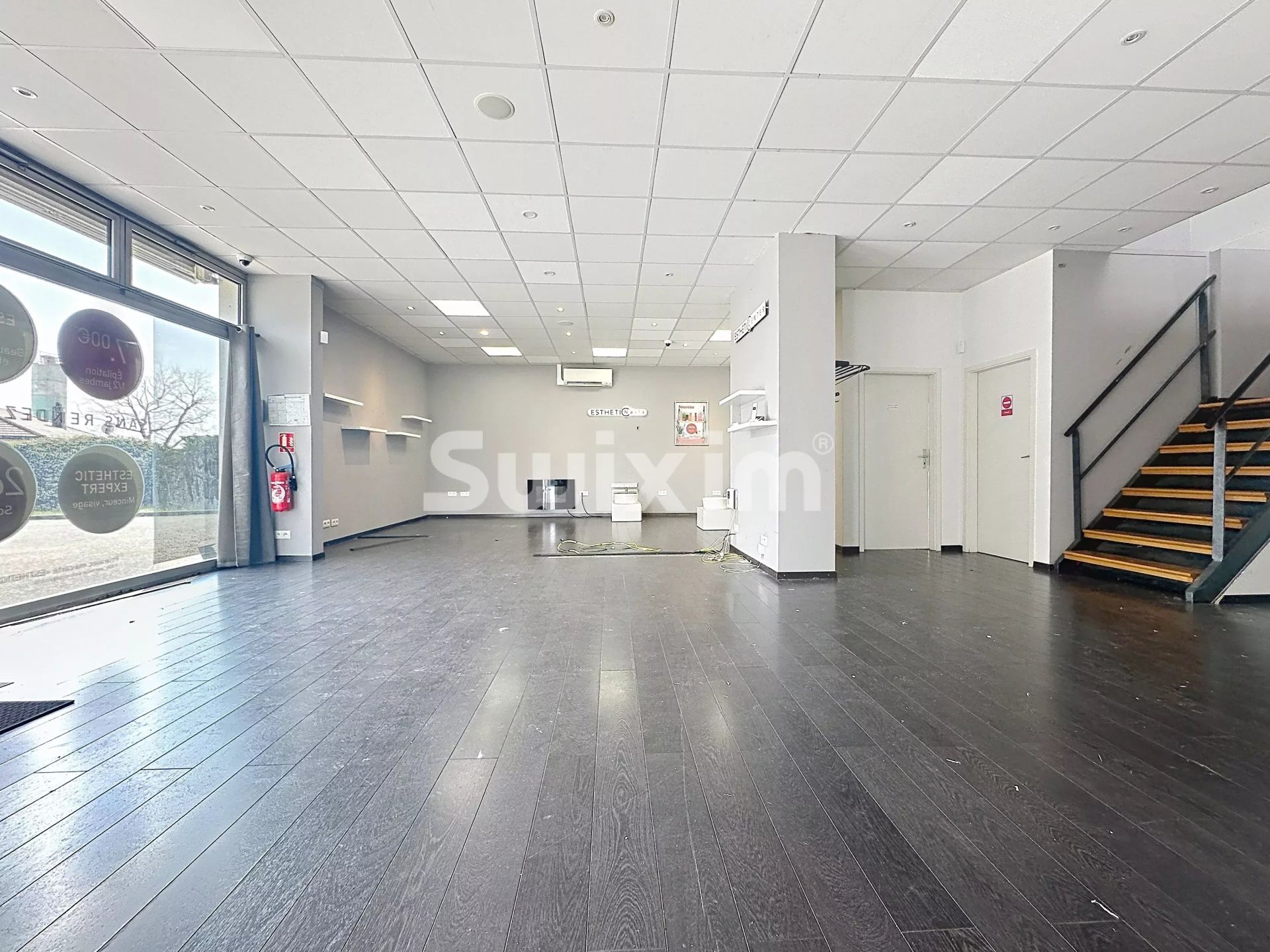 locale commerciale 11 Camere in affitto su Ségny (01170)