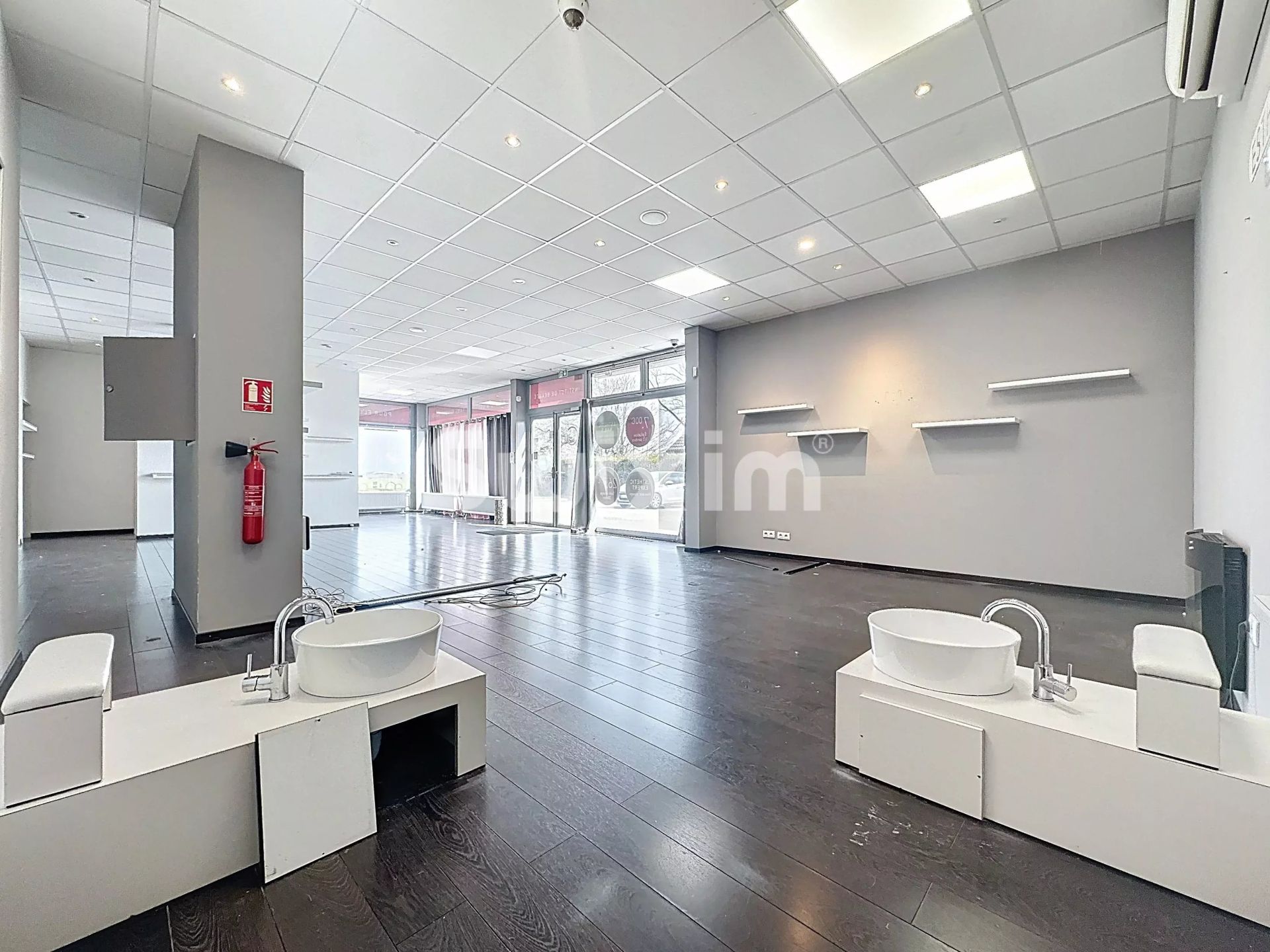 locale commerciale 11 Camere in affitto su Ségny (01170)