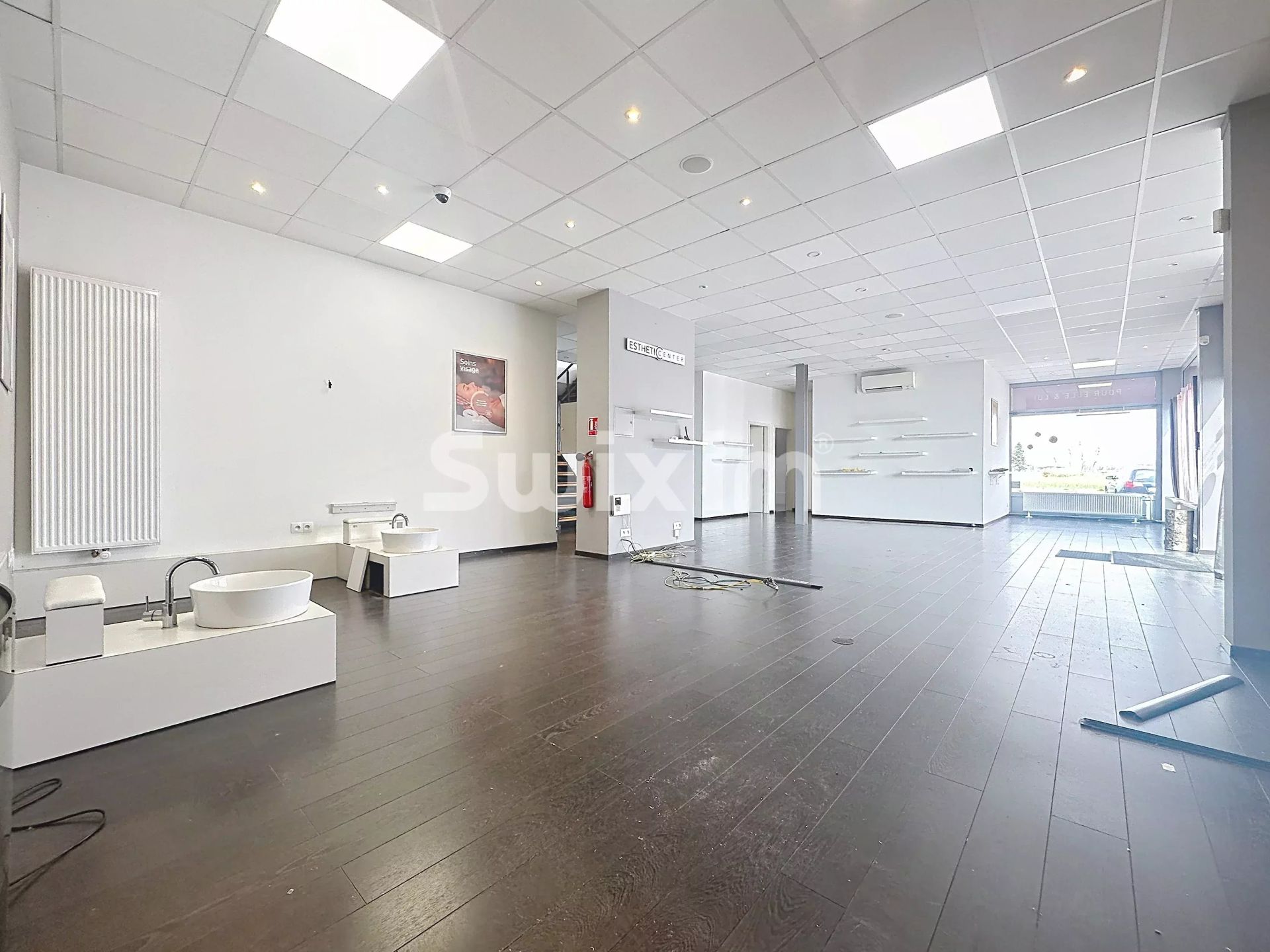 locale commerciale 11 Camere in affitto su Ségny (01170)