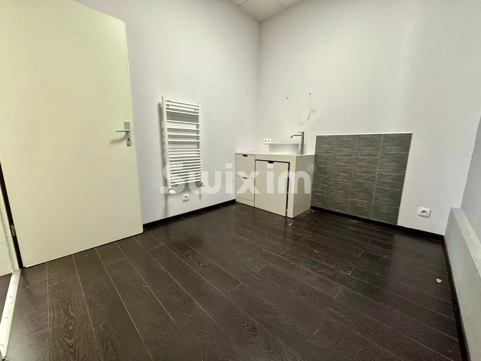 locale commerciale 11 Camere in affitto su Ségny (01170)