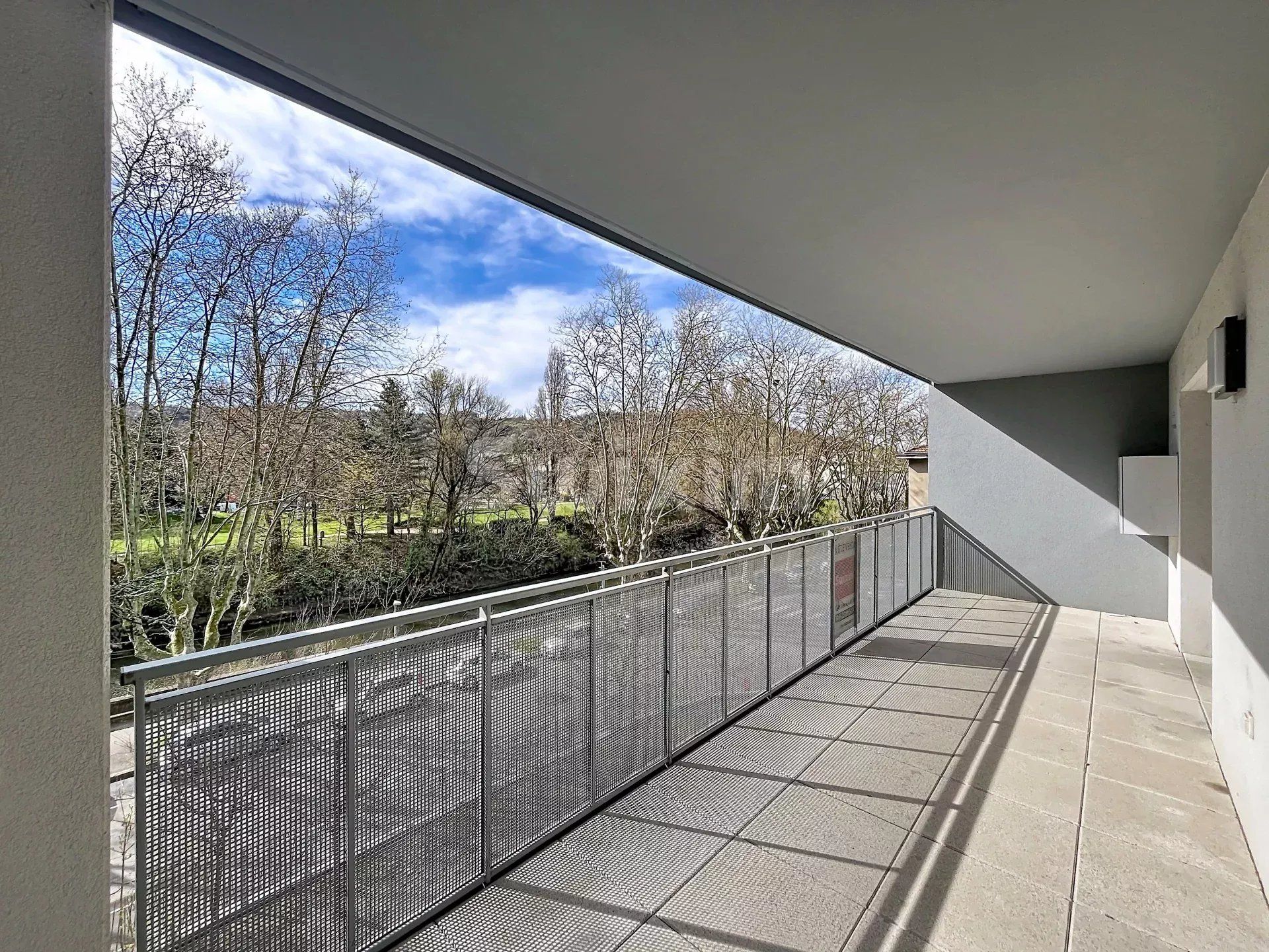 apartment 4 Rooms for sale on Chasse-sur-Rhône (38670)