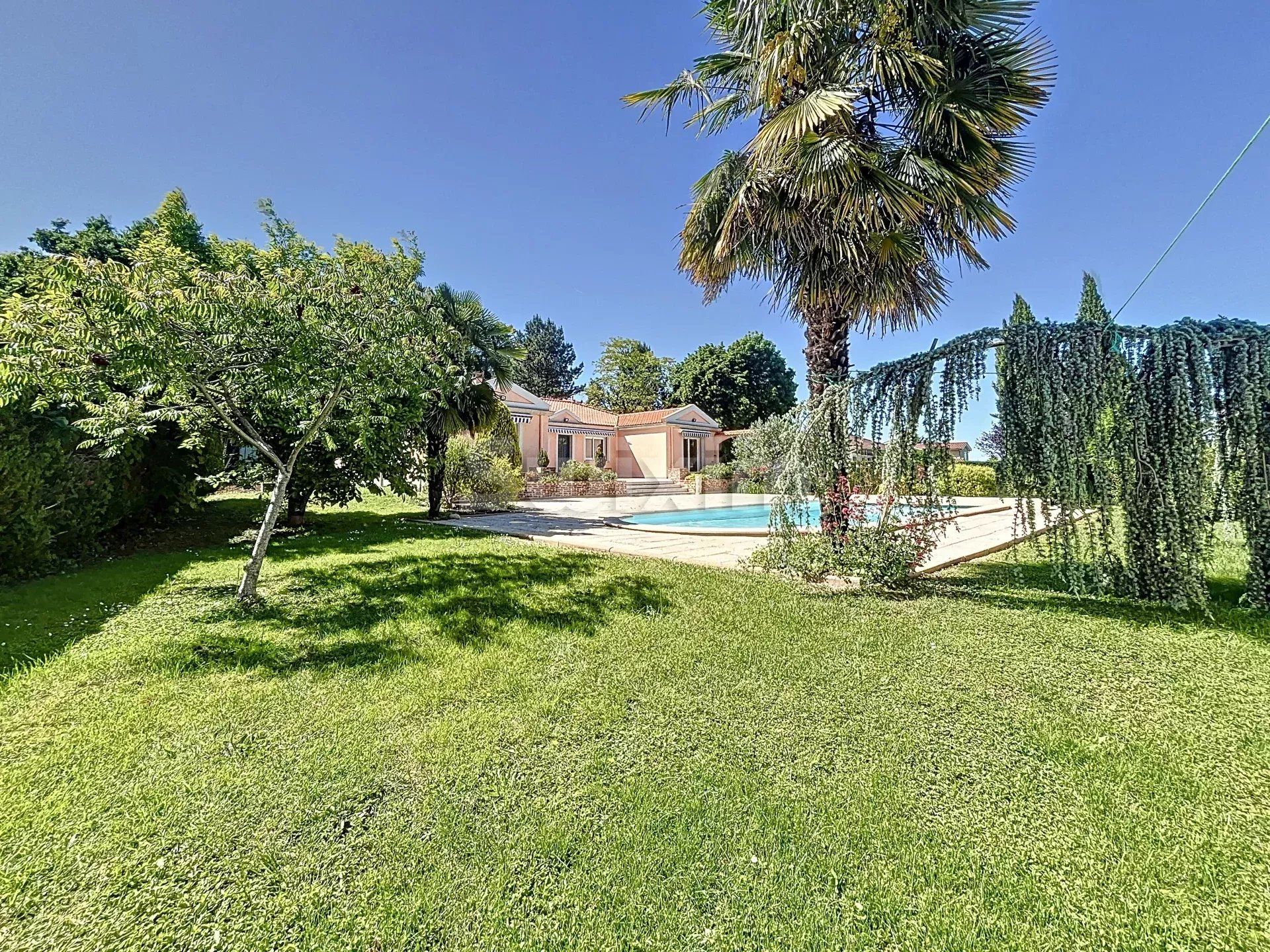 house 6 Rooms for sale on Lissieu (69380)