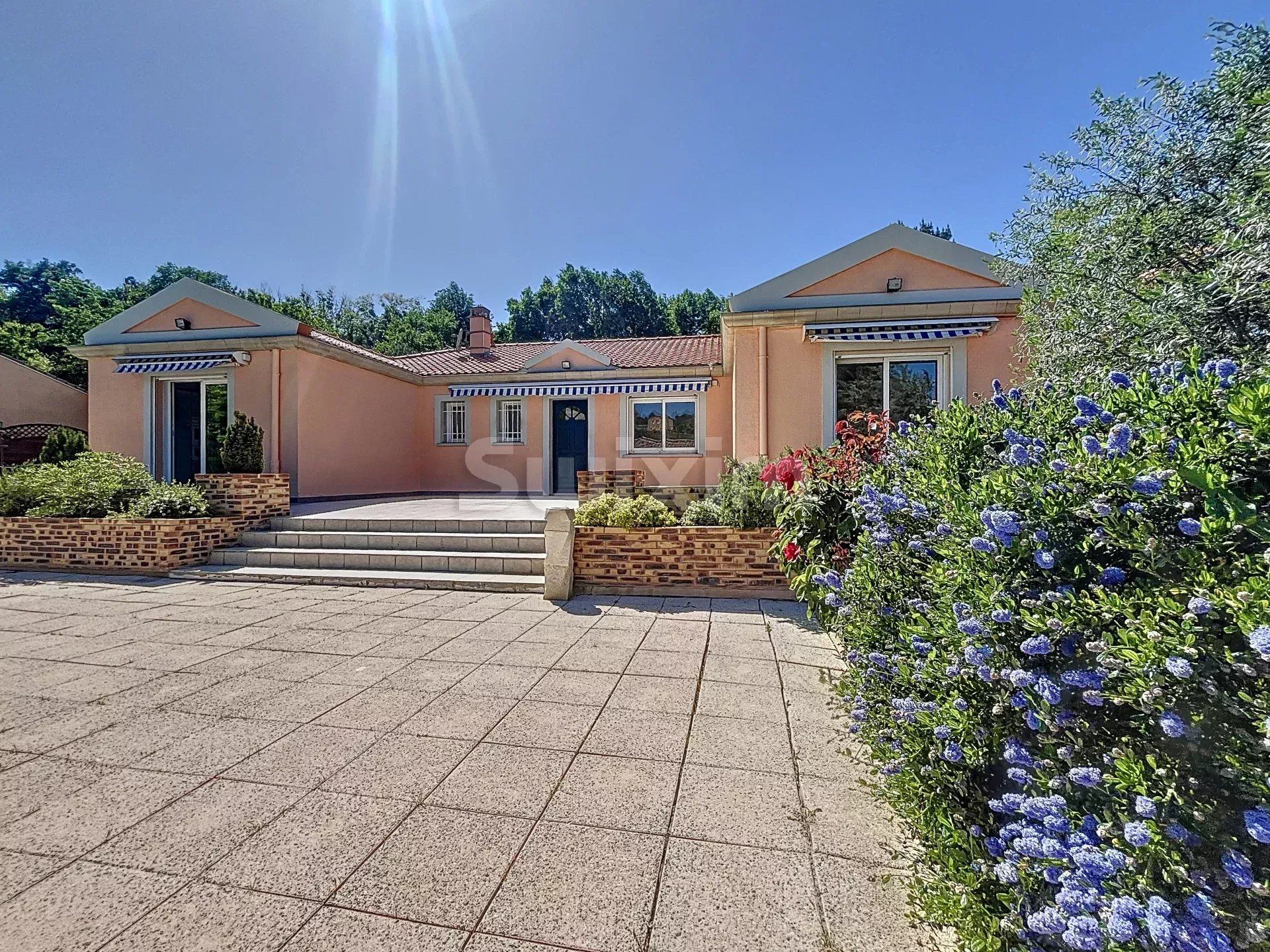 house 6 Rooms for sale on Lissieu (69380)