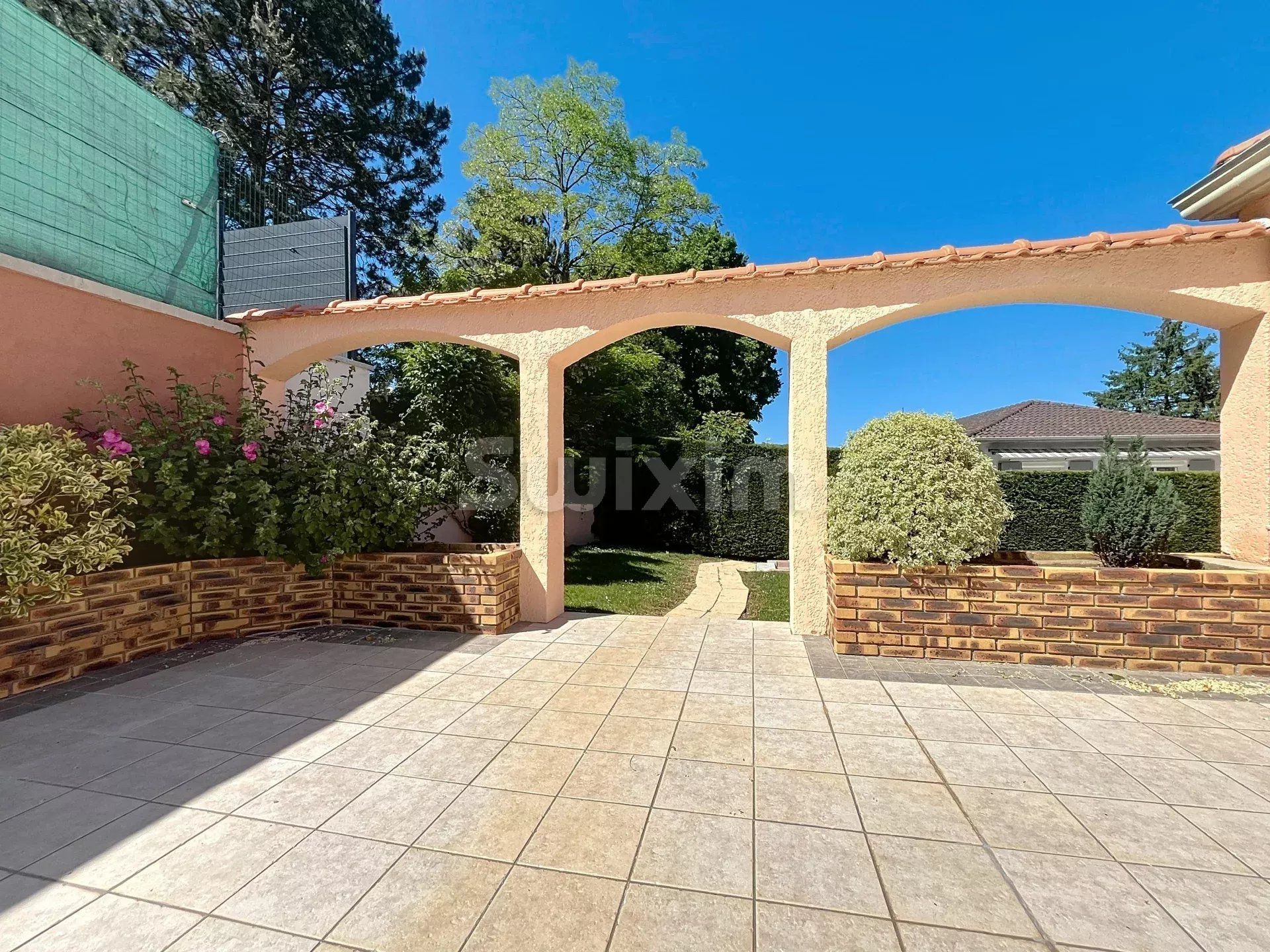 house 6 Rooms for sale on Lissieu (69380)