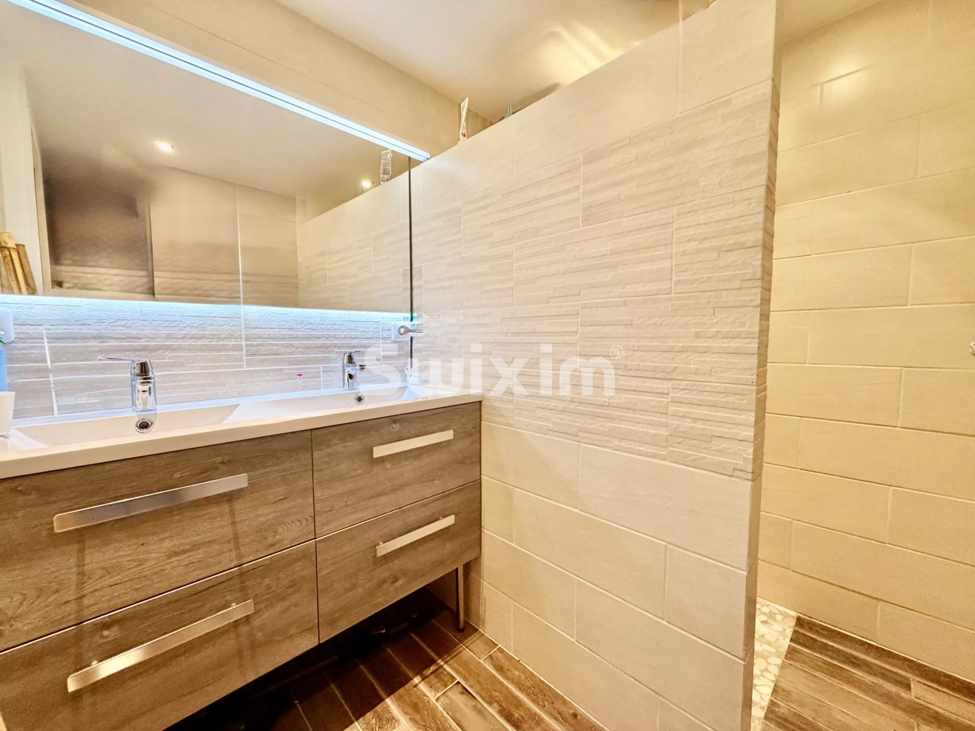 house 6 Rooms for sale on Chilly (74270)