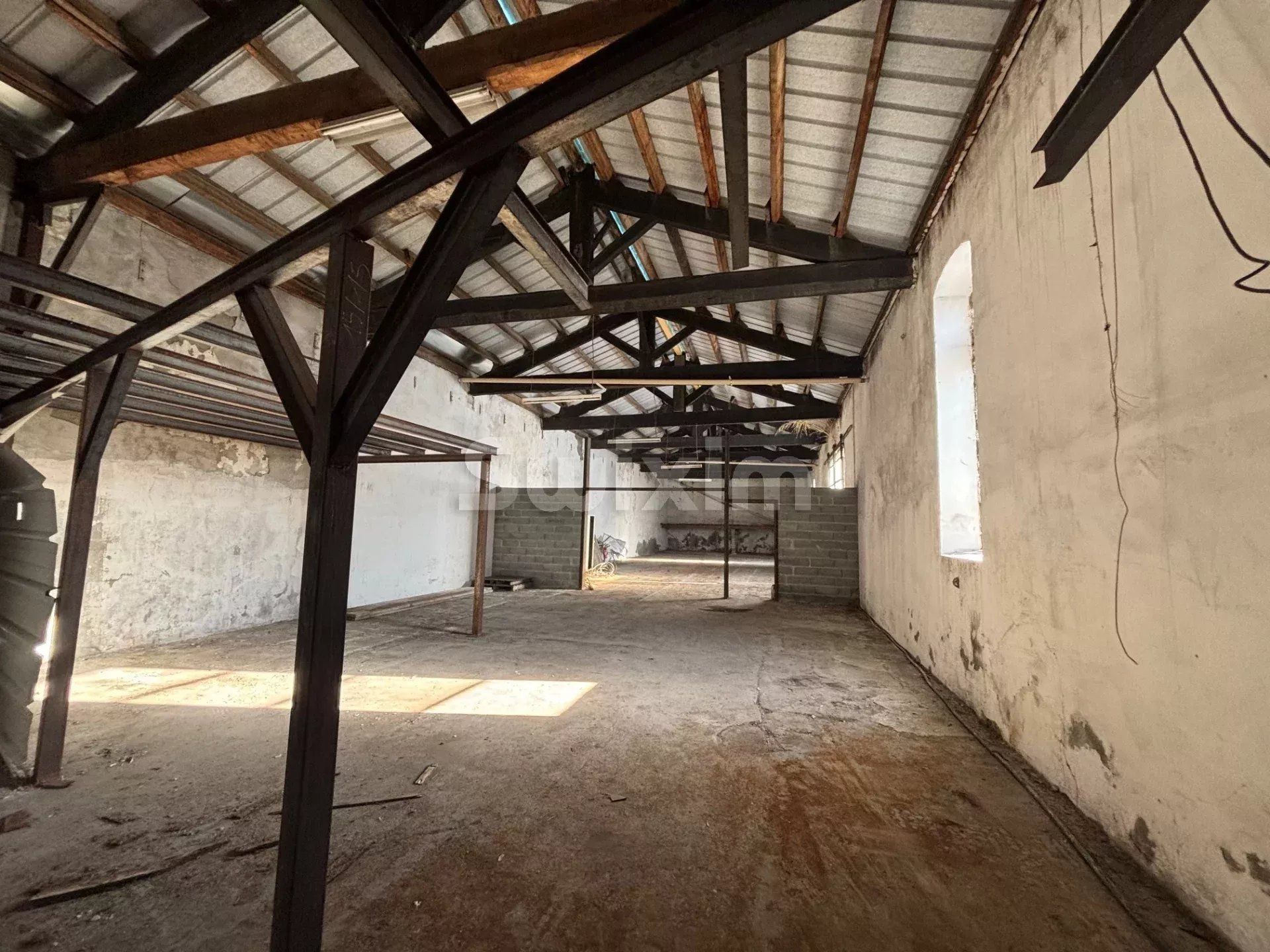 locale commerciale in vendita su Nîmes (30900)