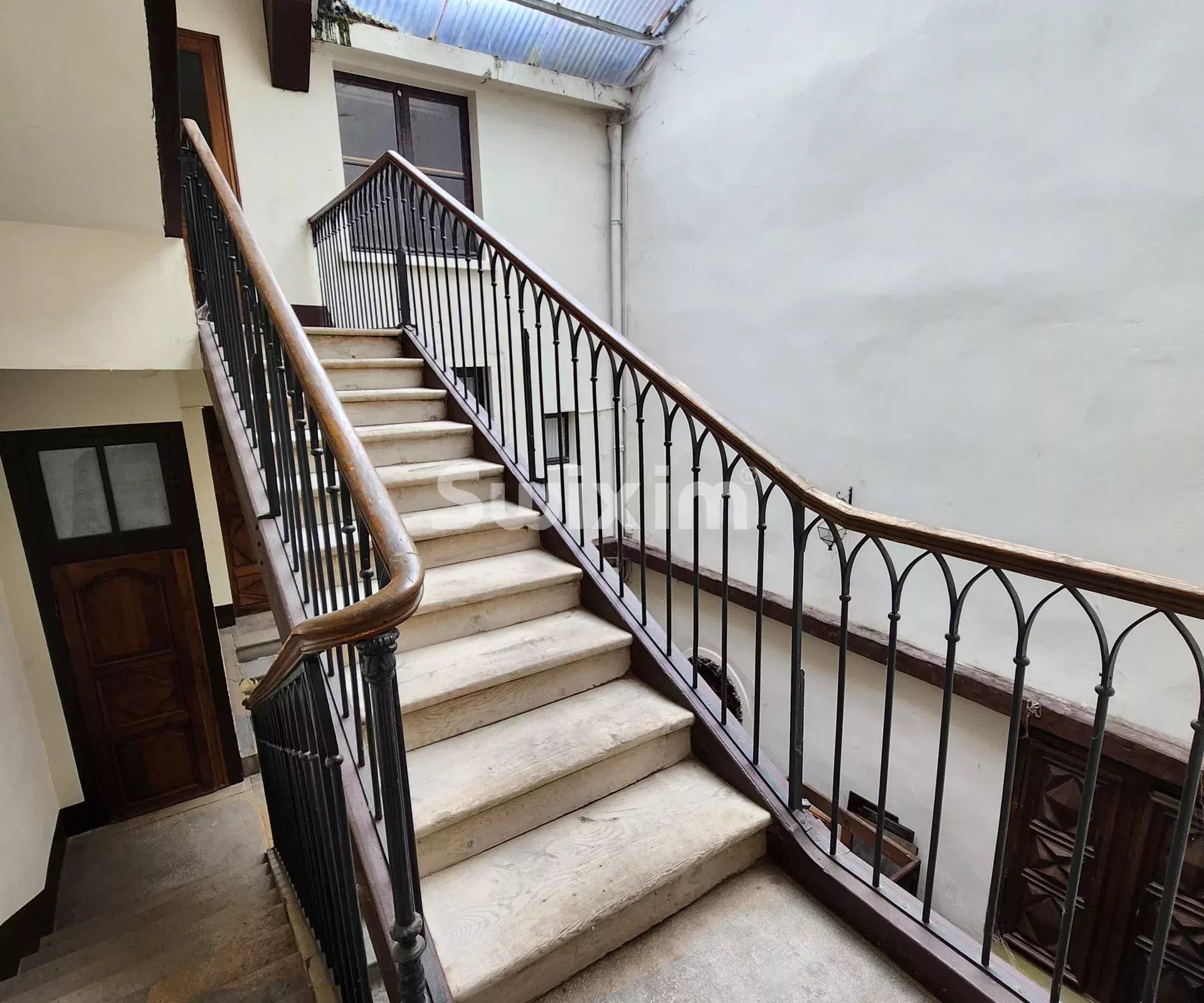 building 10 Rooms for sale on Poligny (39800)