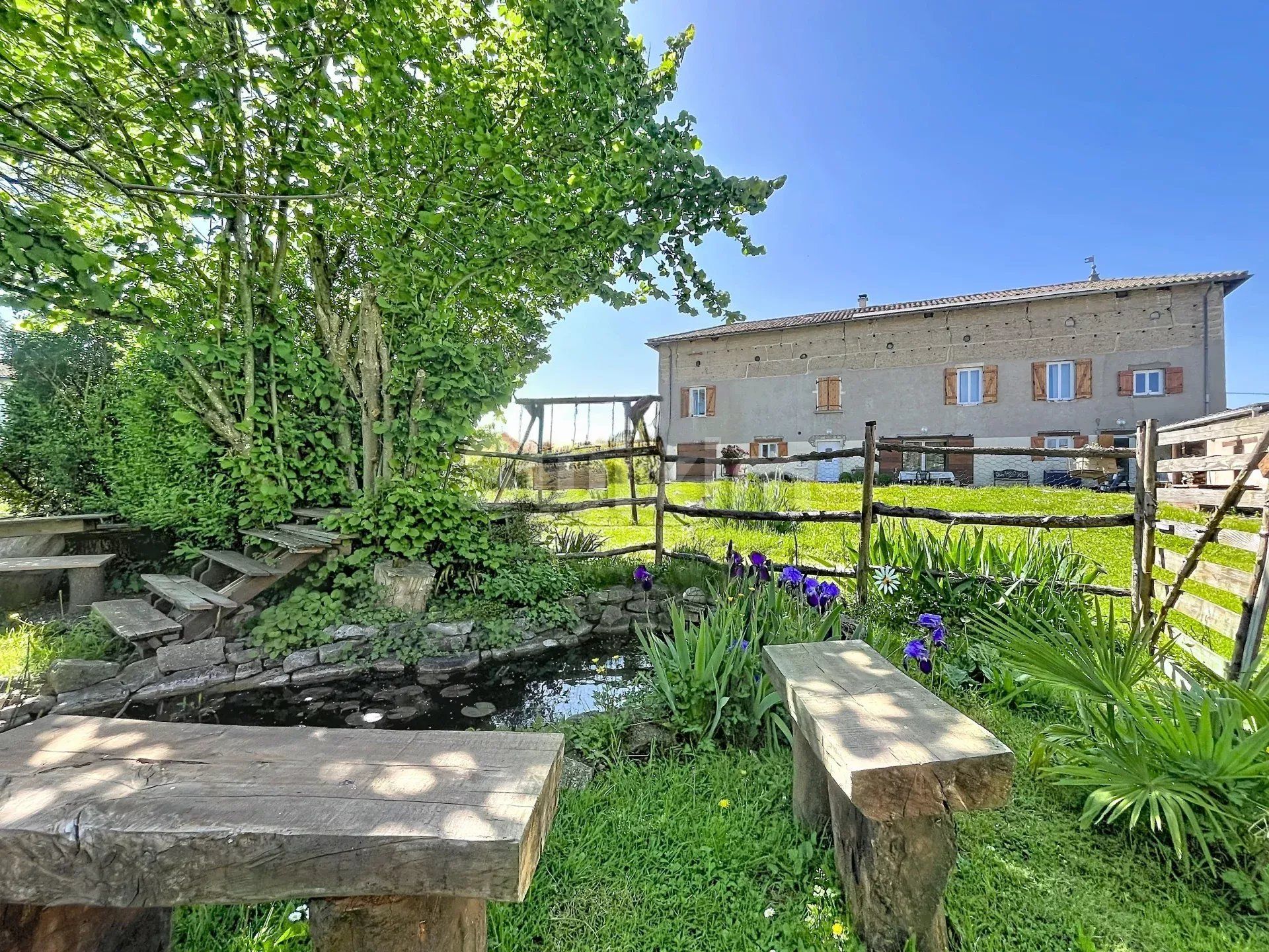 house 9 Rooms for sale on Belleville-en-Beaujolais (69220)