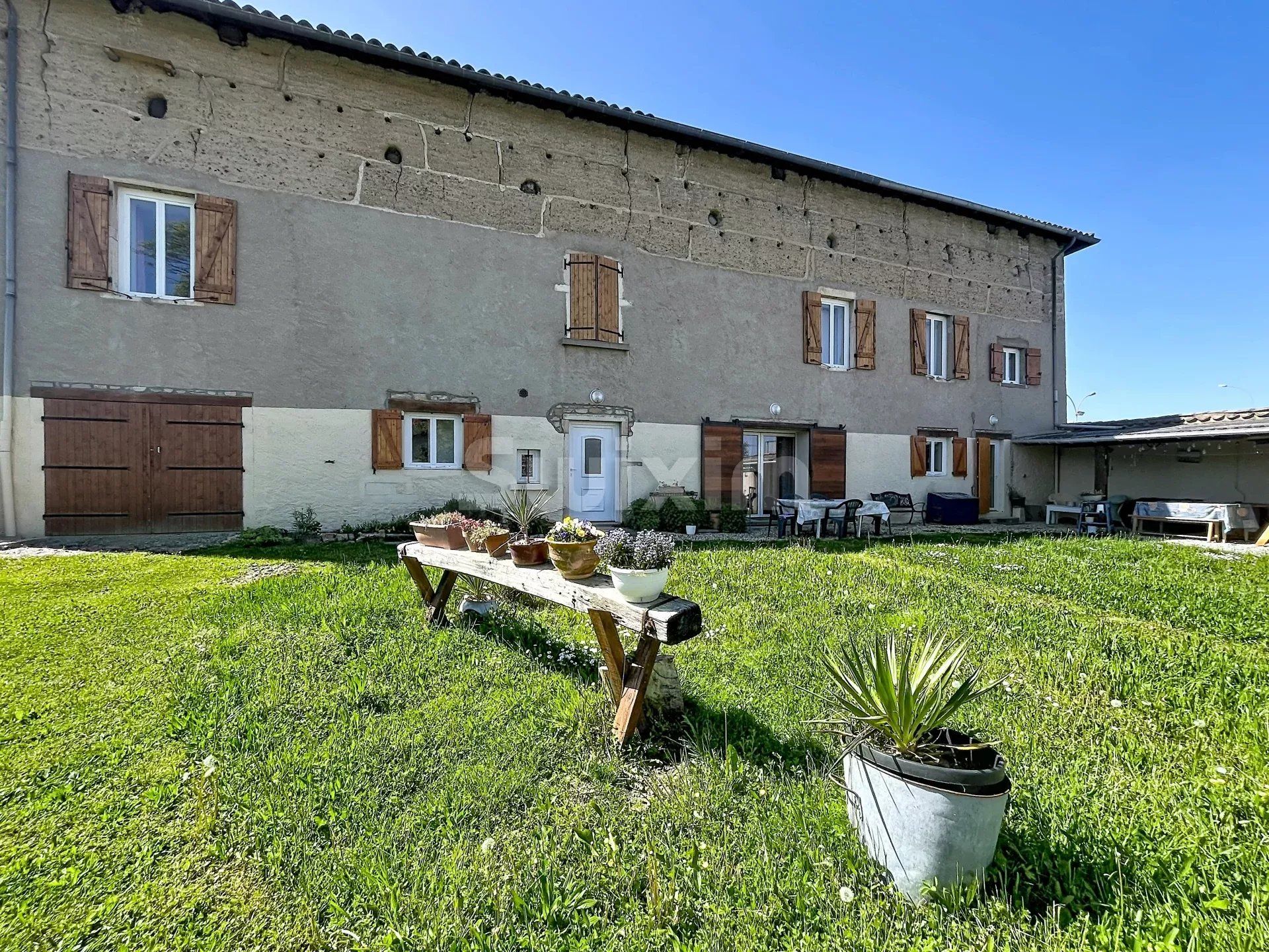 house 9 Rooms for sale on Belleville-en-Beaujolais (69220)