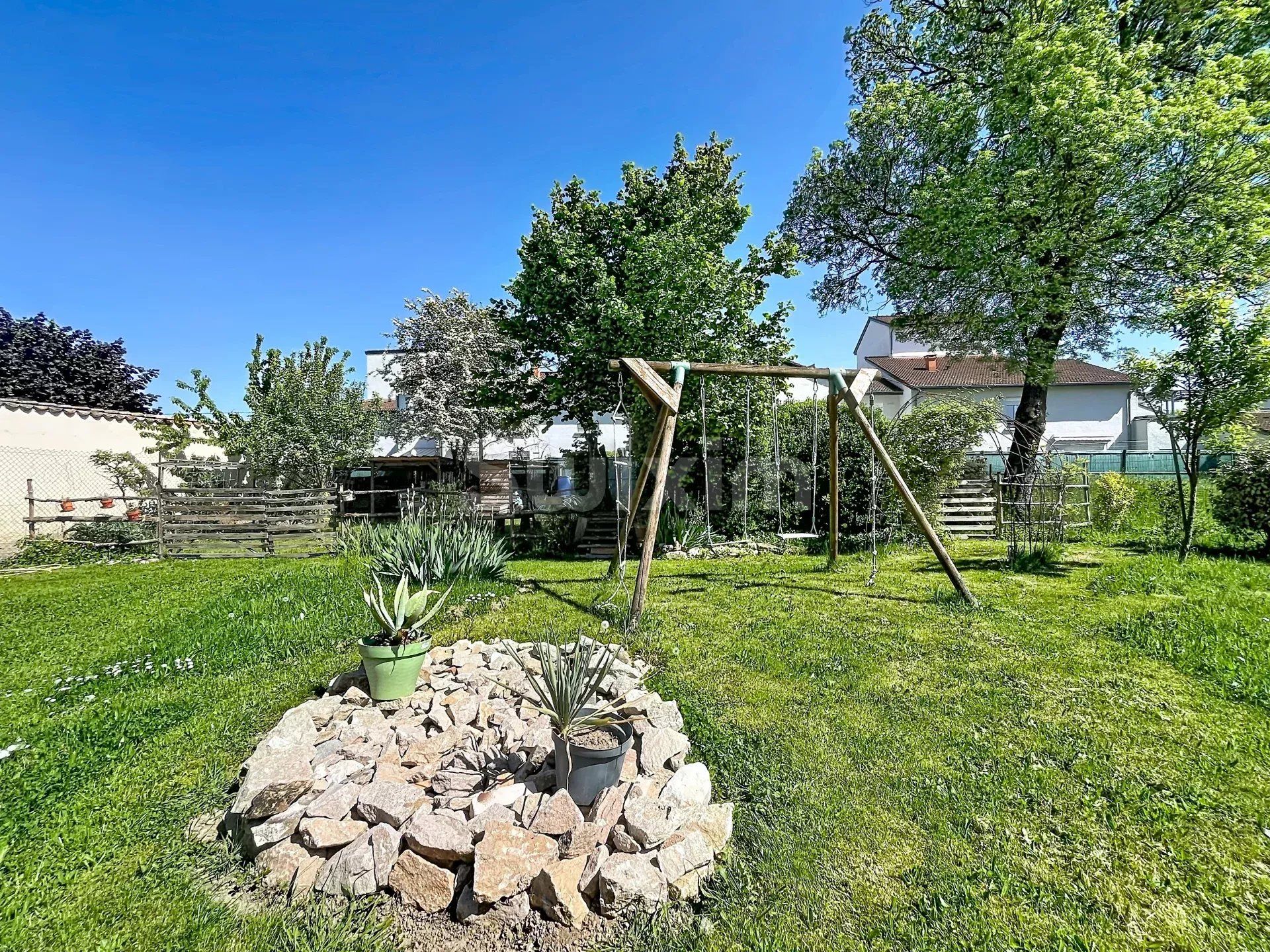 house 9 Rooms for sale on Belleville-en-Beaujolais (69220)