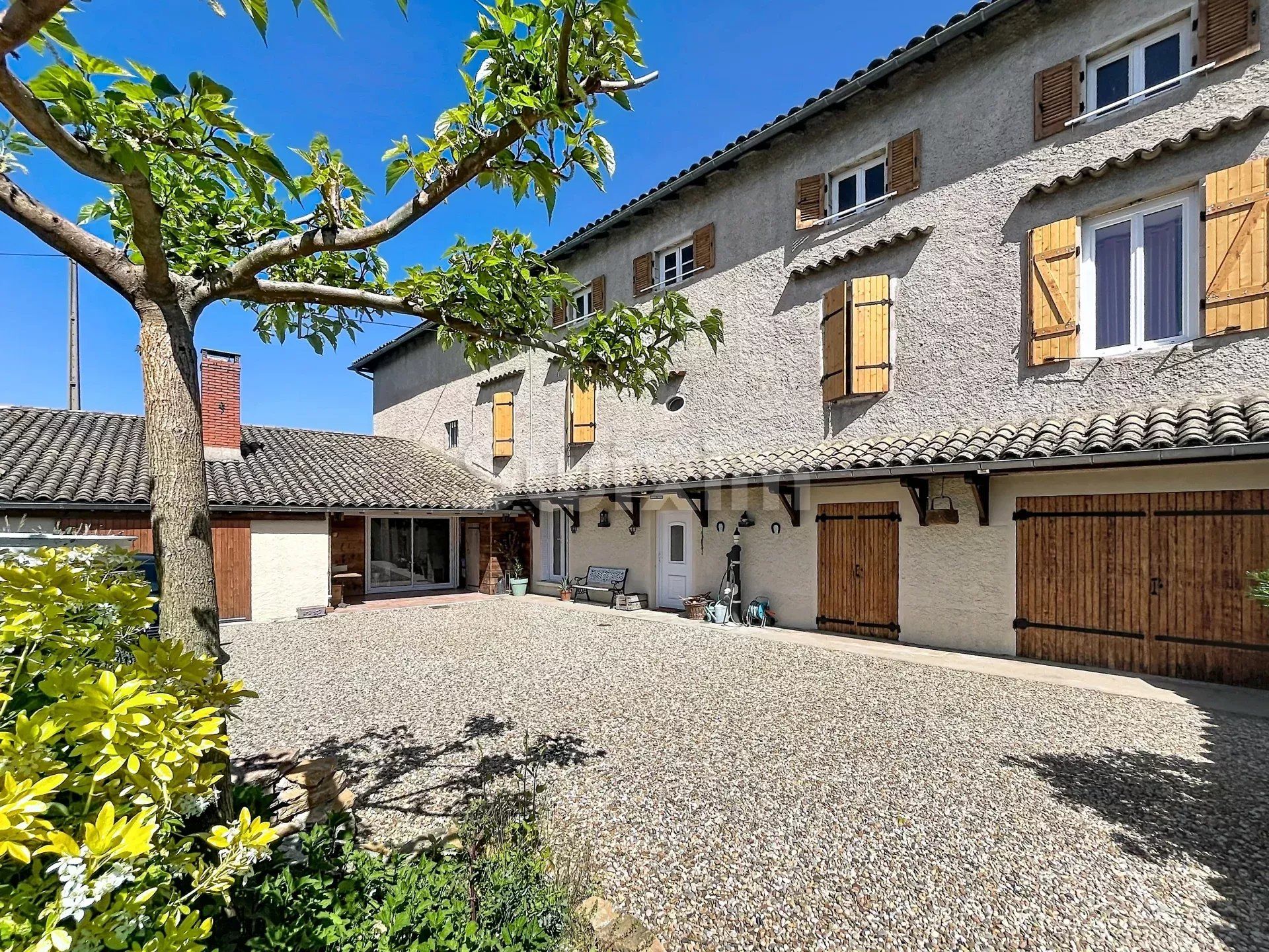 house 9 Rooms for sale on Belleville-en-Beaujolais (69220)