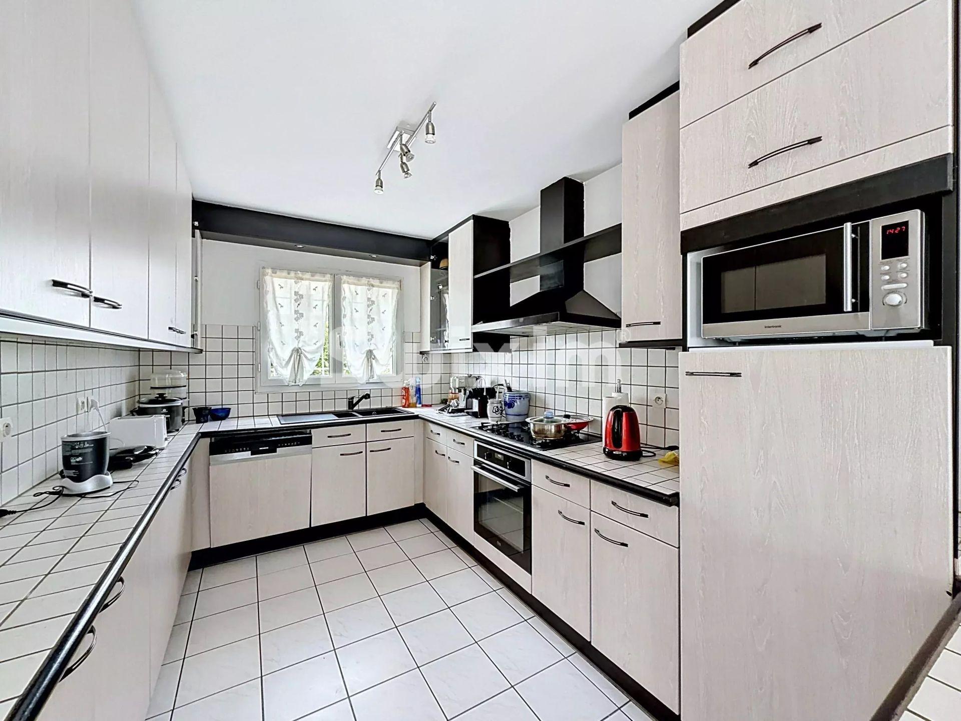 house 8 Rooms for sale on Ségny (01170)