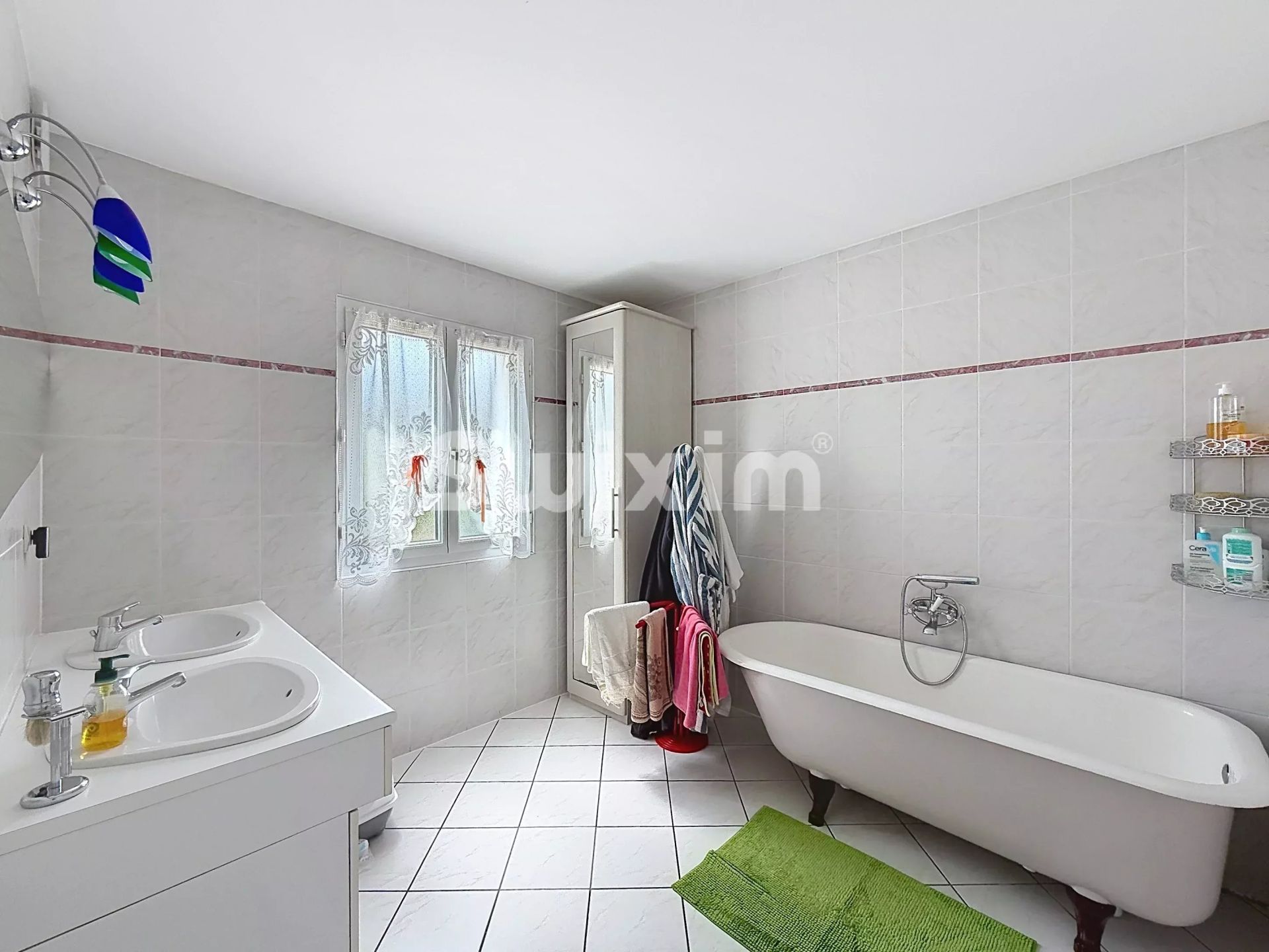 house 8 Rooms for sale on Ségny (01170)