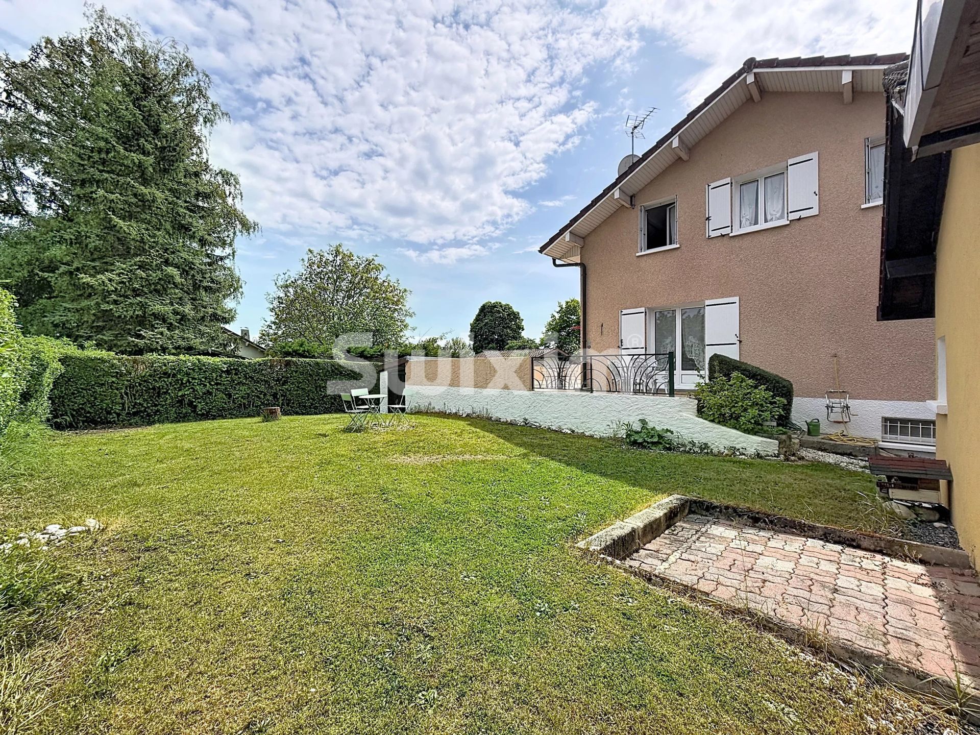 house 8 Rooms for sale on Ségny (01170)