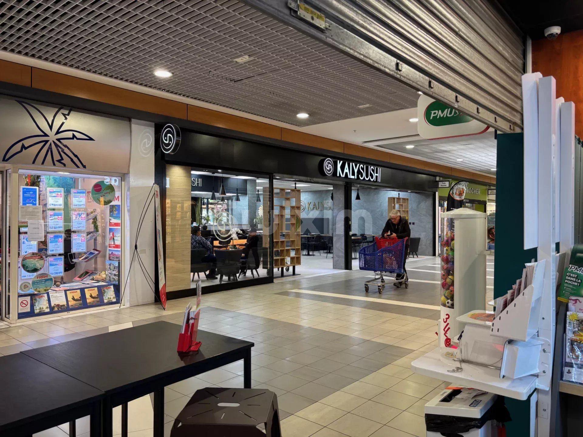 locale commerciale in vendita su Nîmes (30900)