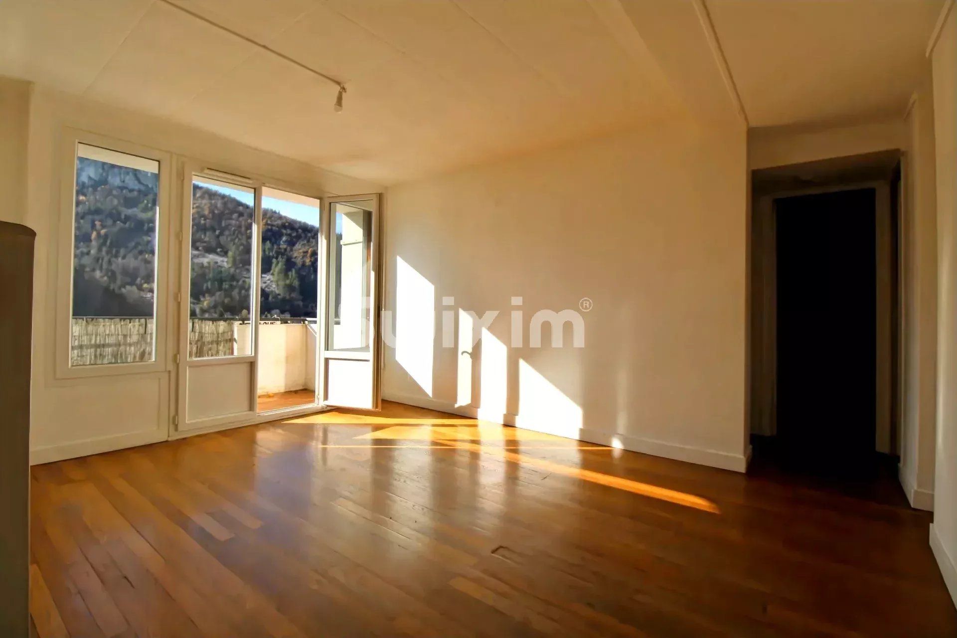 apartment 4 Rooms for sale on Saint-Claude (39200)