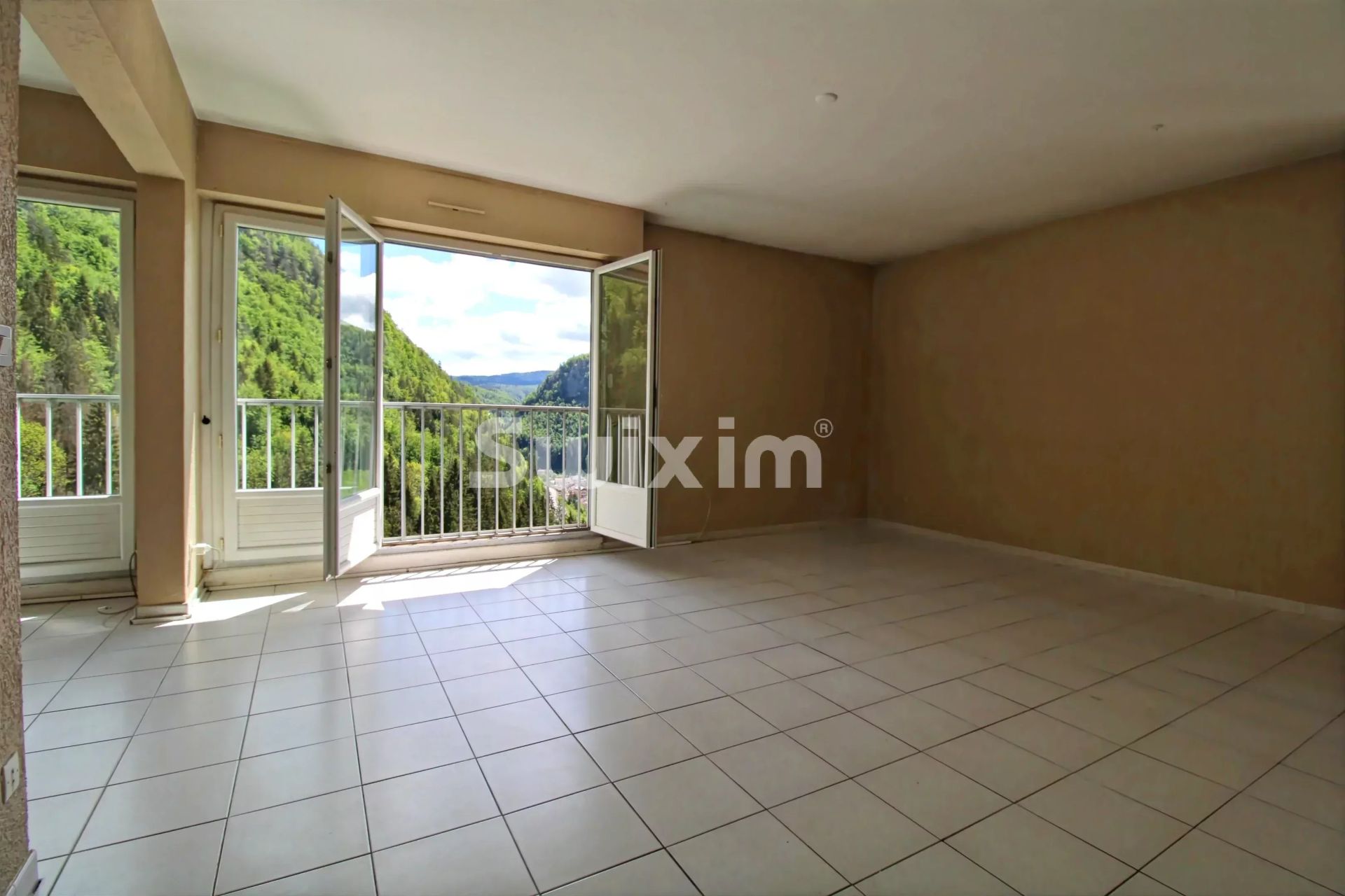 apartment 4 Rooms for sale on Hauts de Bienne (39400)