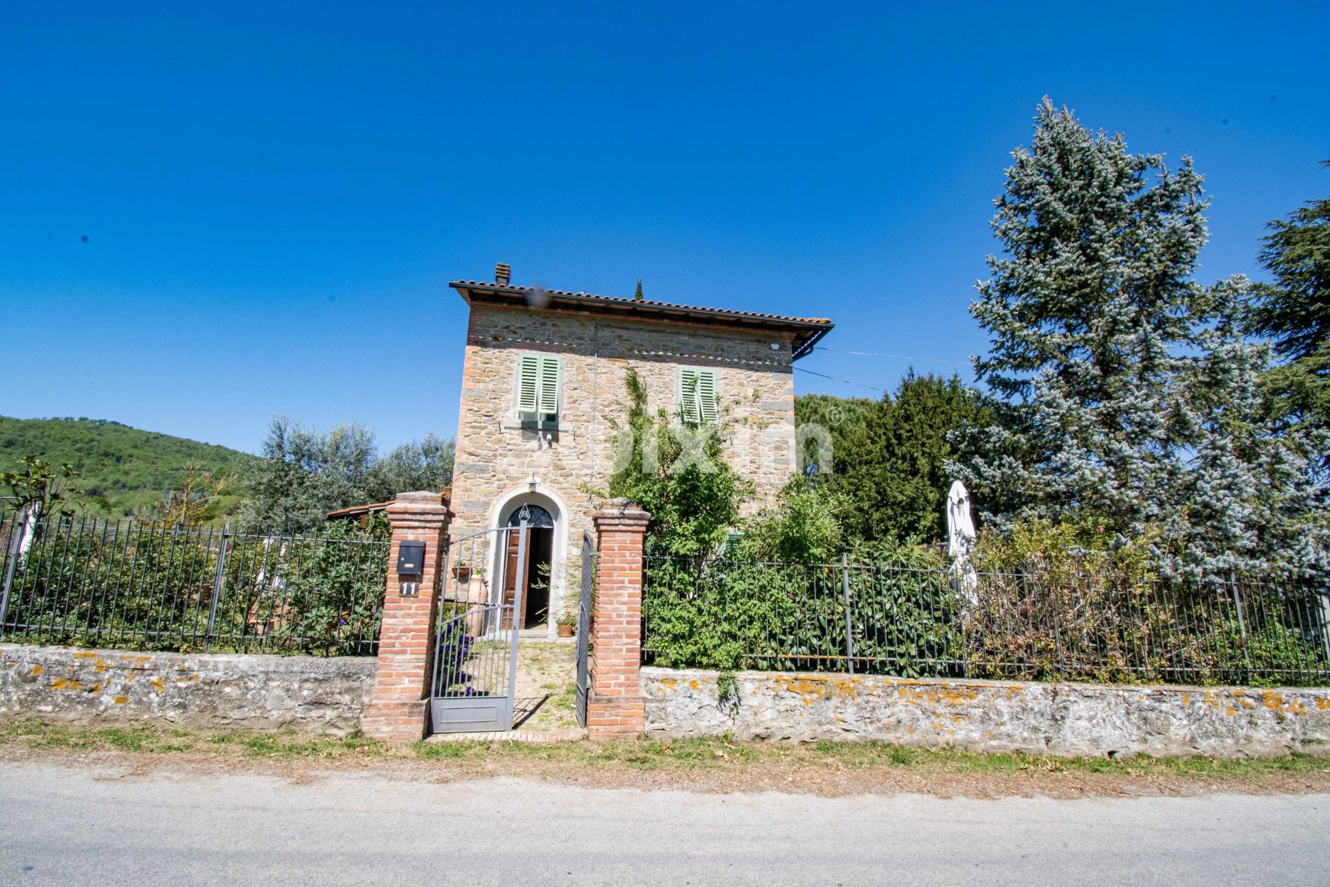house 6 Rooms for sale on Bucine (52021)