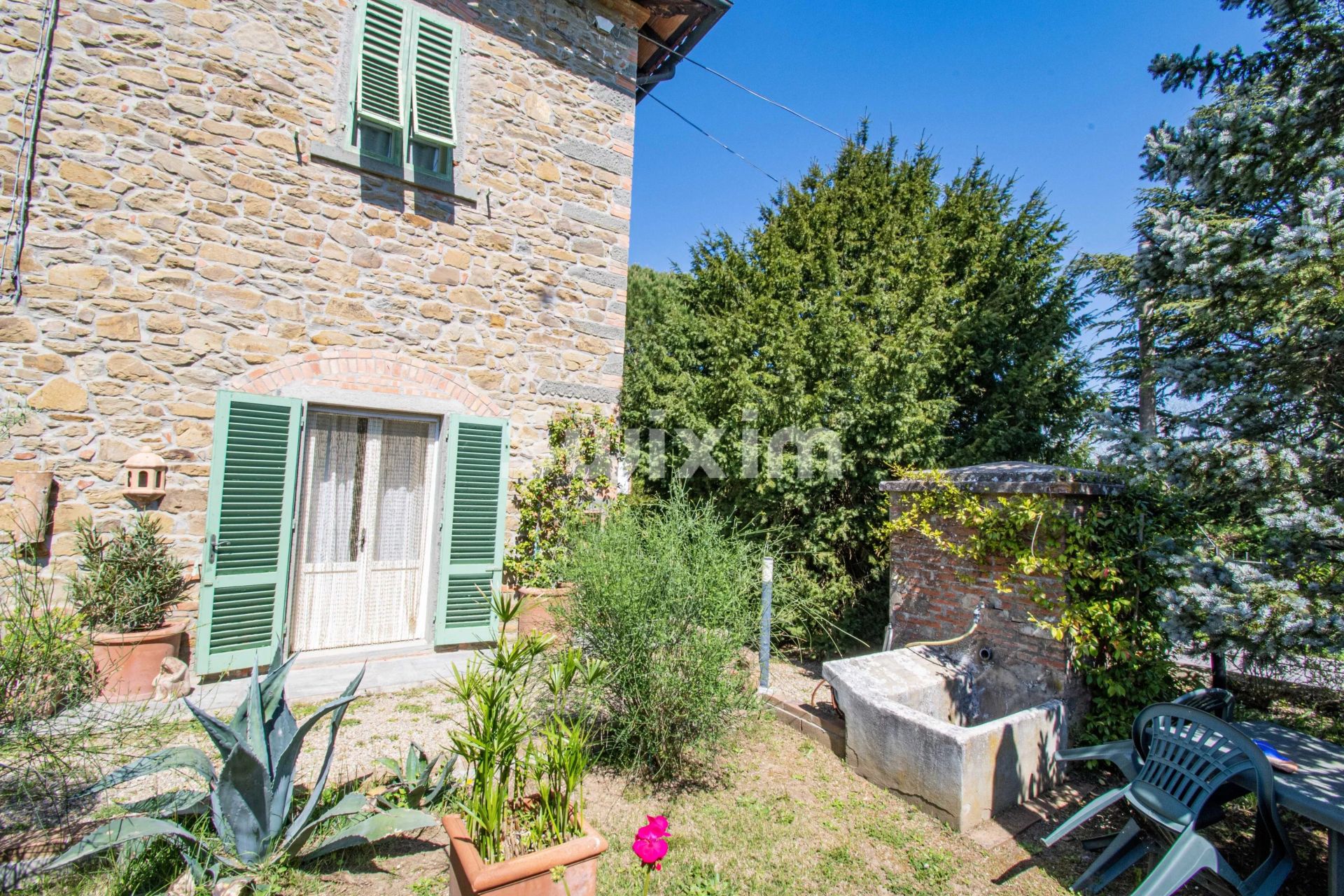 house 6 Rooms for sale on Bucine (52021)