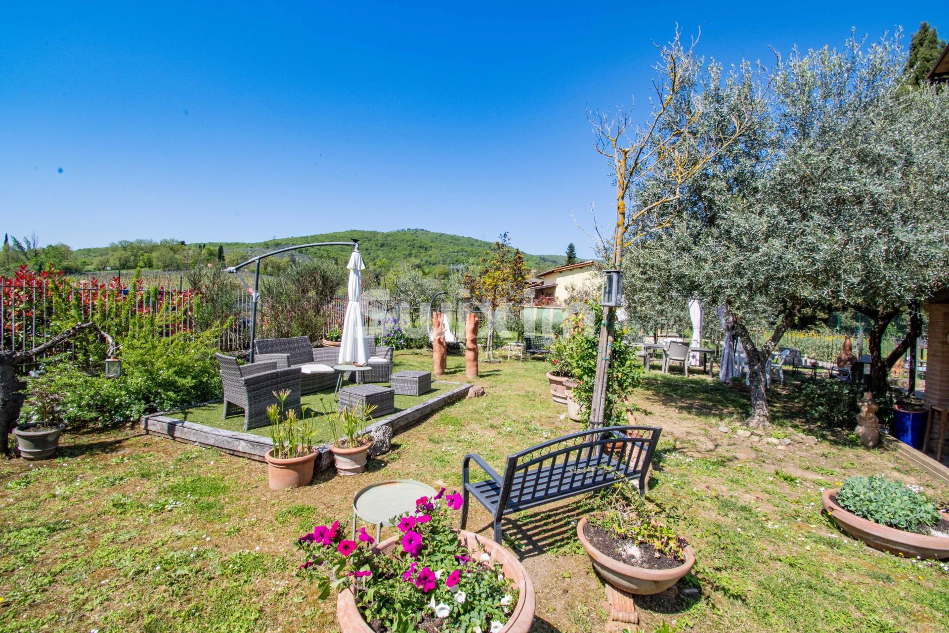 house 6 Rooms for sale on Bucine (52021)