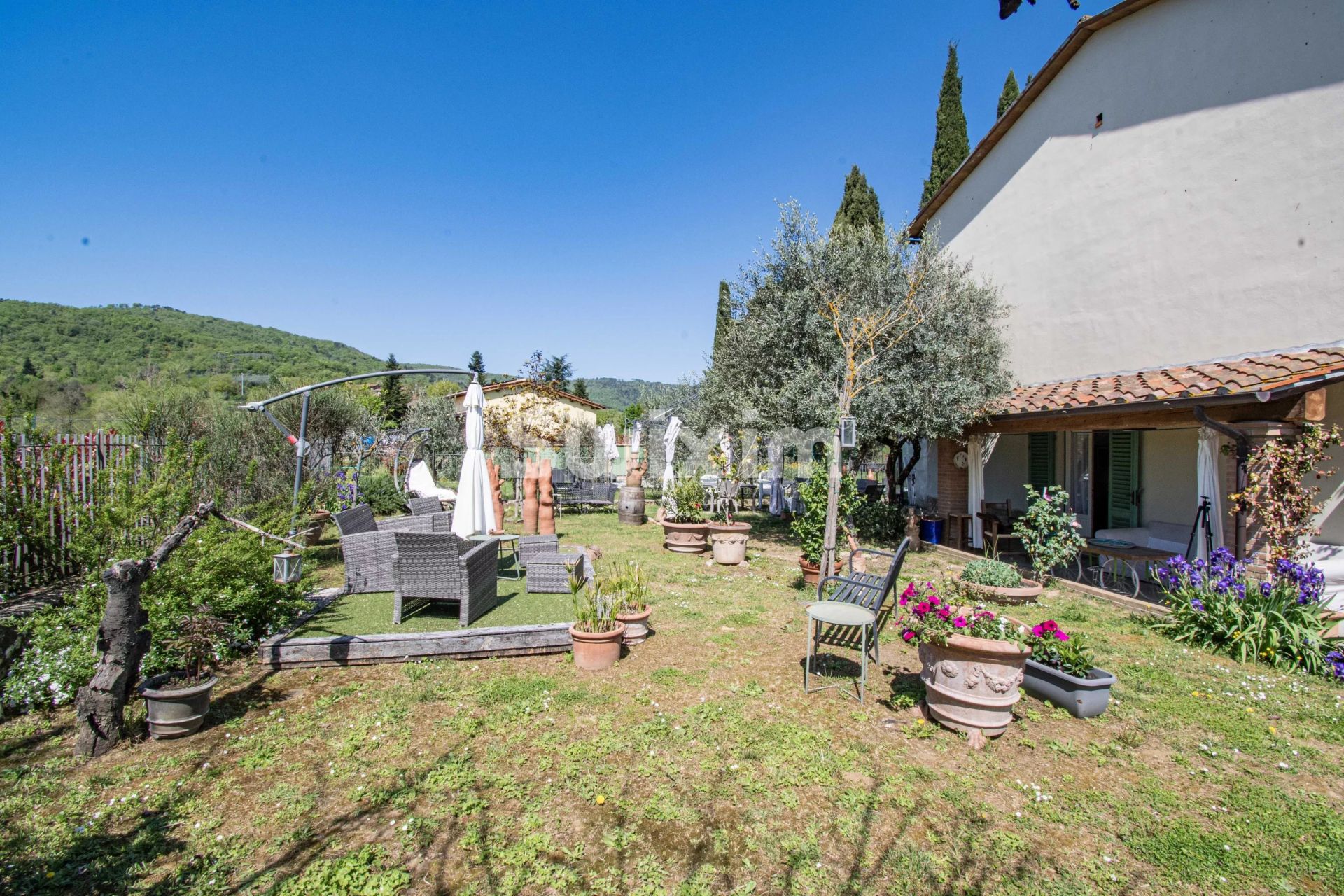 house 6 Rooms for sale on Bucine (52021)