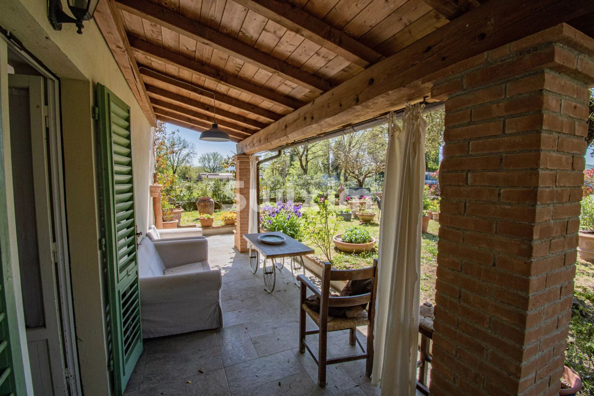 house 6 Rooms for sale on Bucine (52021)