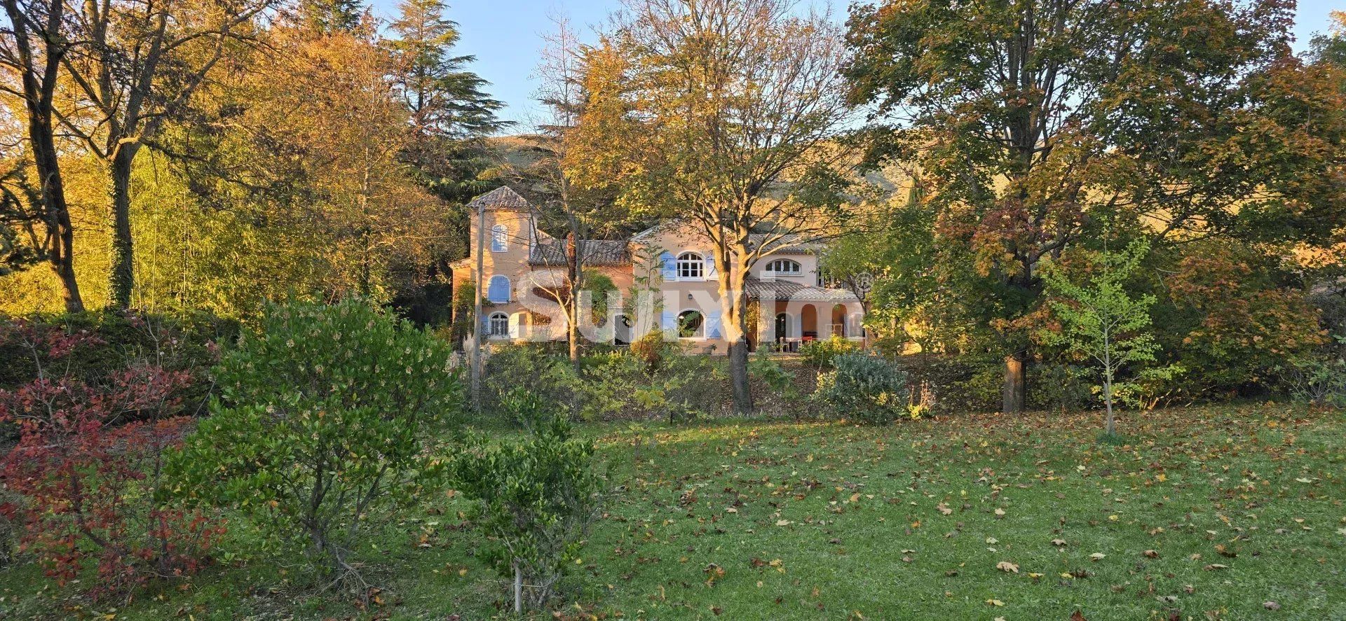 casa 12 Camere in vendita su Dieulefit (26220)