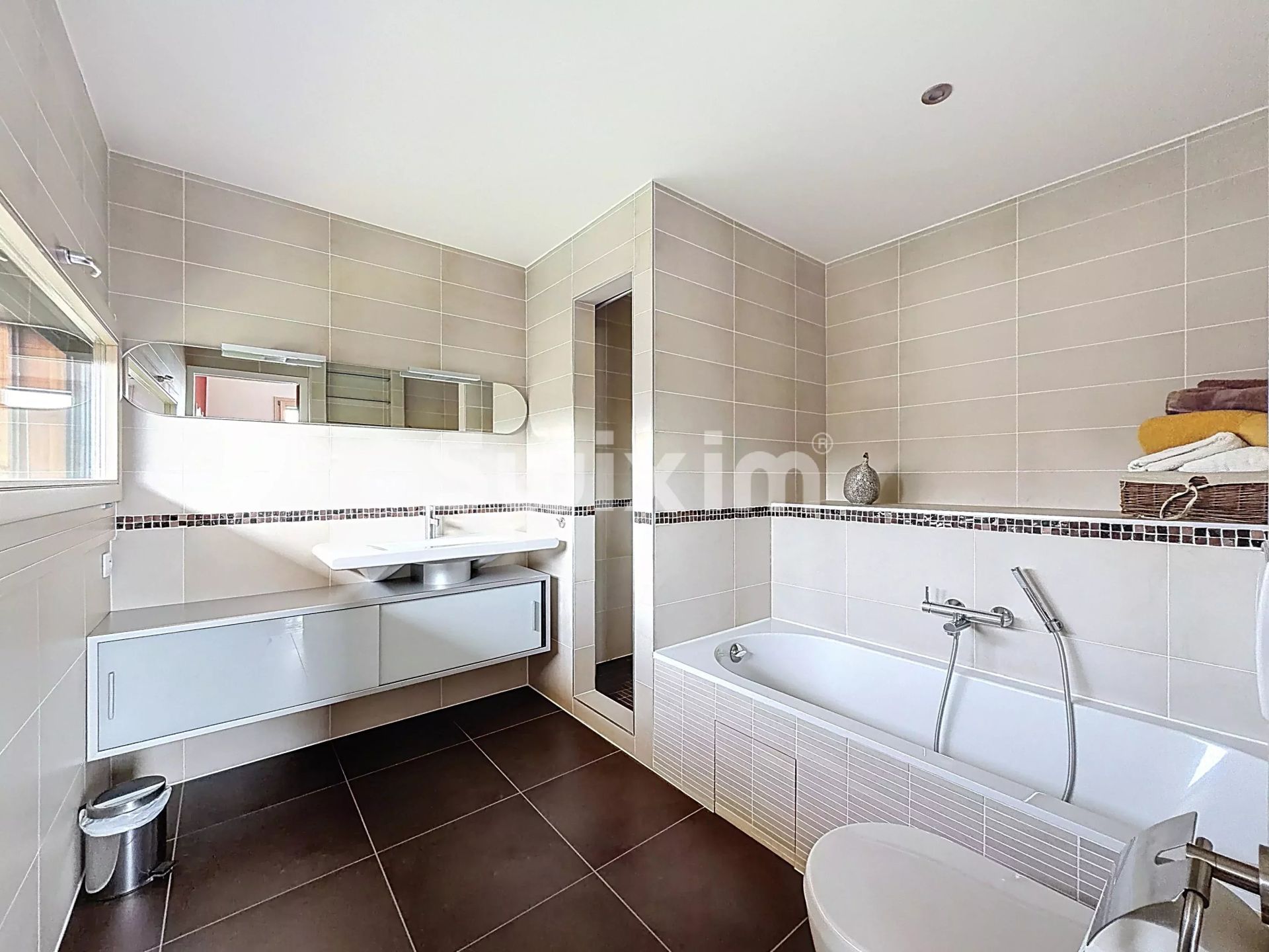 house 8 Rooms for sale on Divonne-les-Bains (01220)