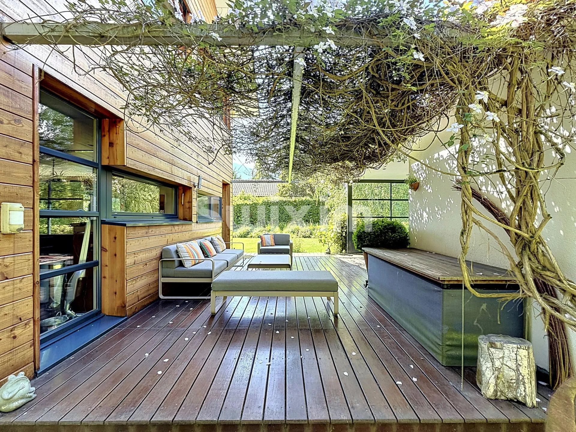 house 8 Rooms for sale on Divonne-les-Bains (01220)