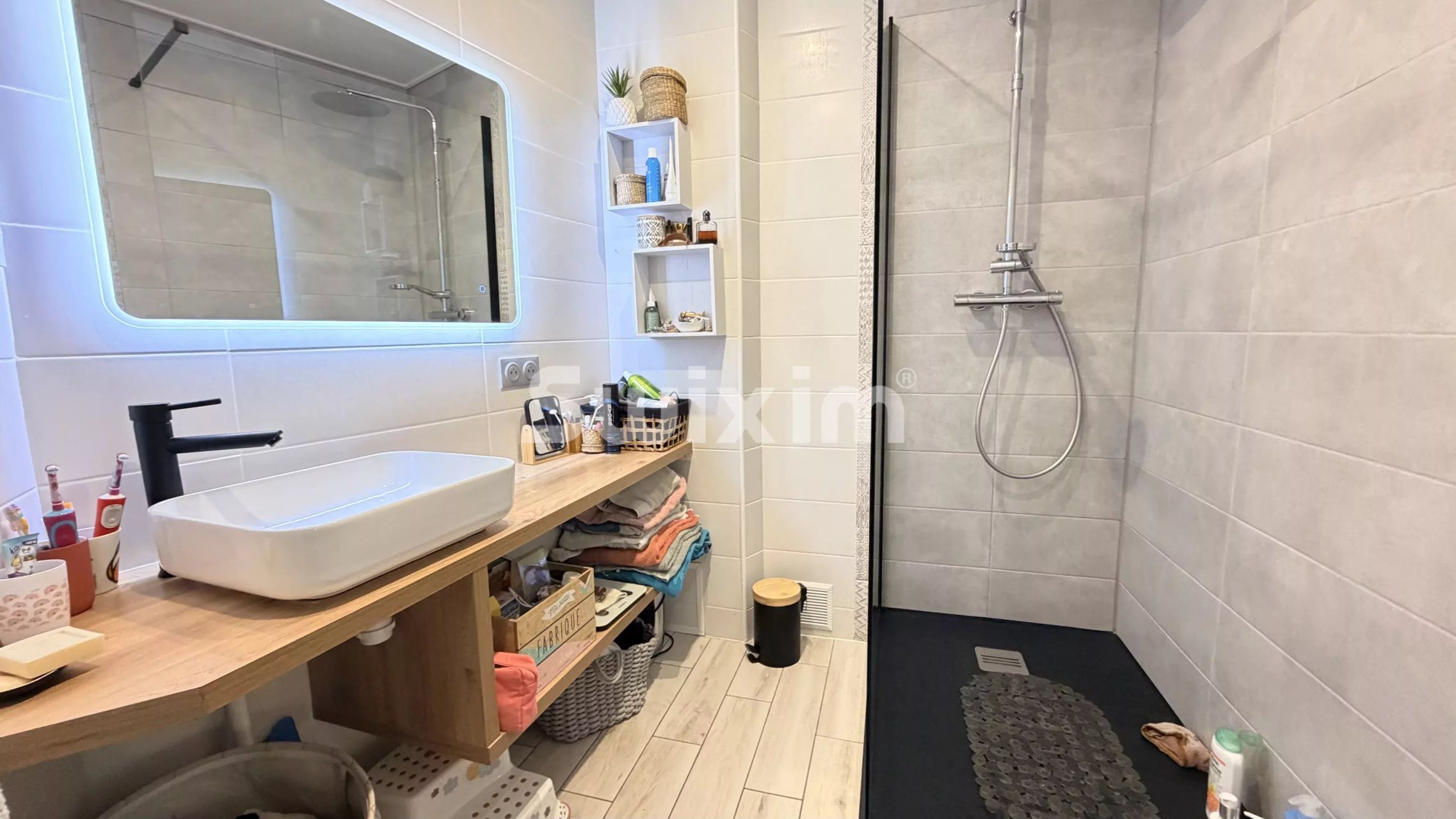 house 6 Rooms for sale on Dole (39100)