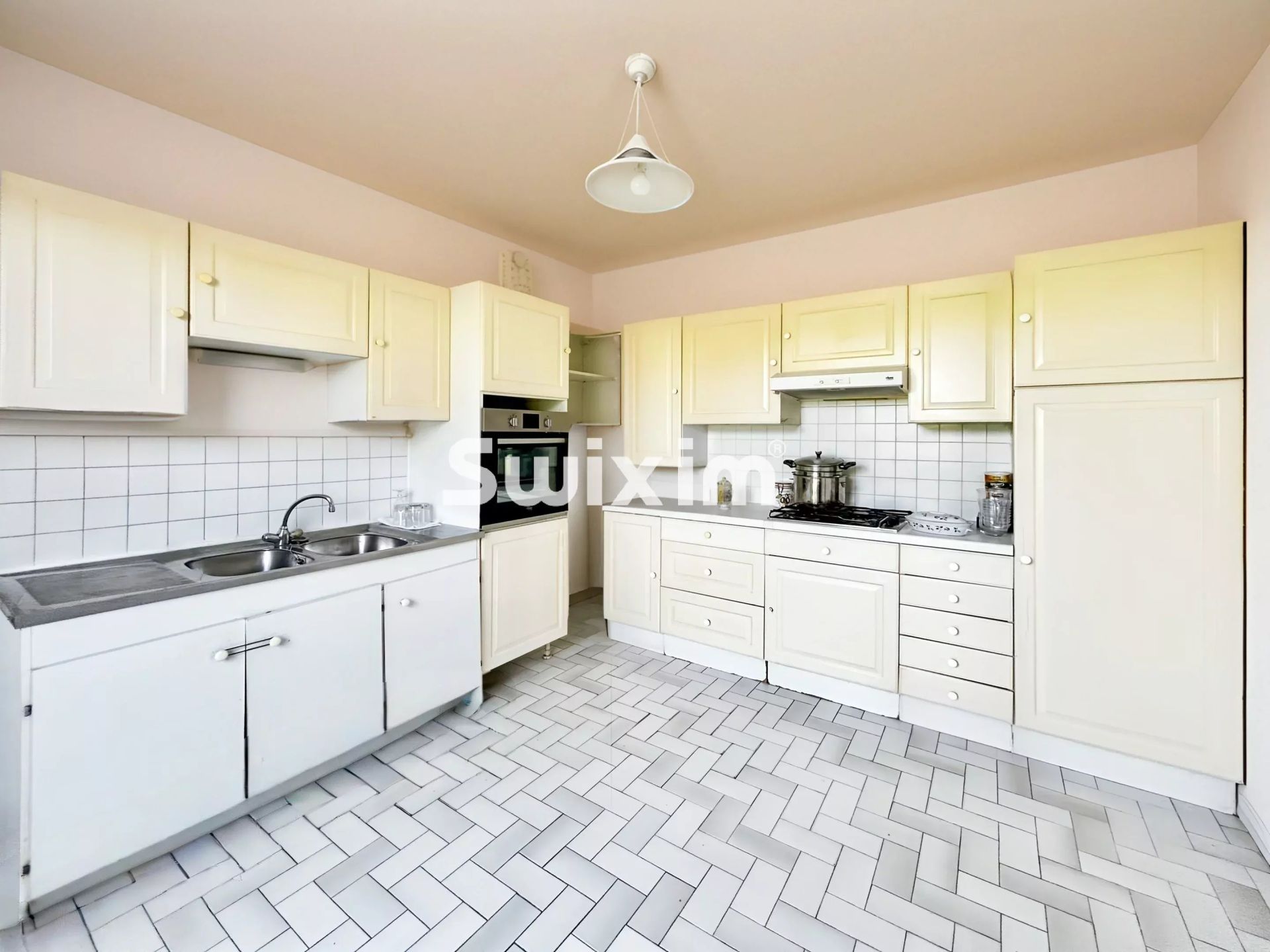 house 6 Rooms for sale on Pierrelatte (26700)
