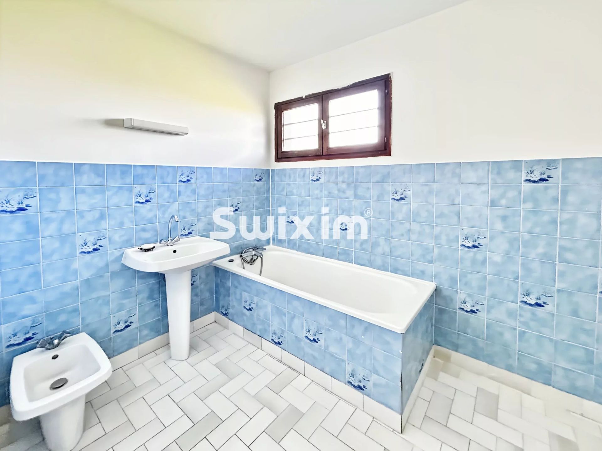 house 6 Rooms for sale on Pierrelatte (26700)