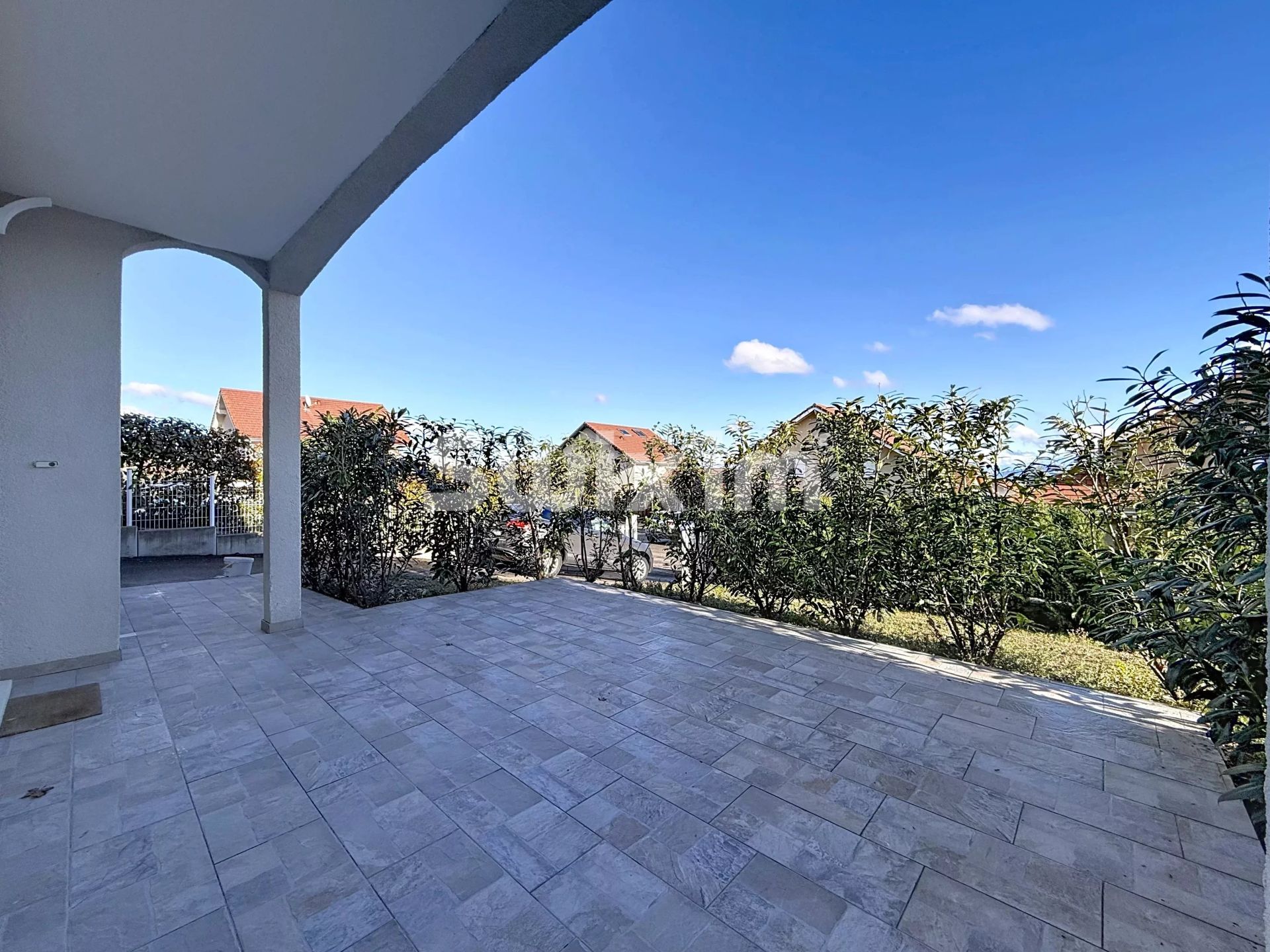 house 5 Rooms for sale on Sergy (01630)