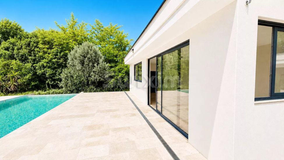 Venta Villa Sernhac 6&nbsp;Salas 220&nbsp;m²