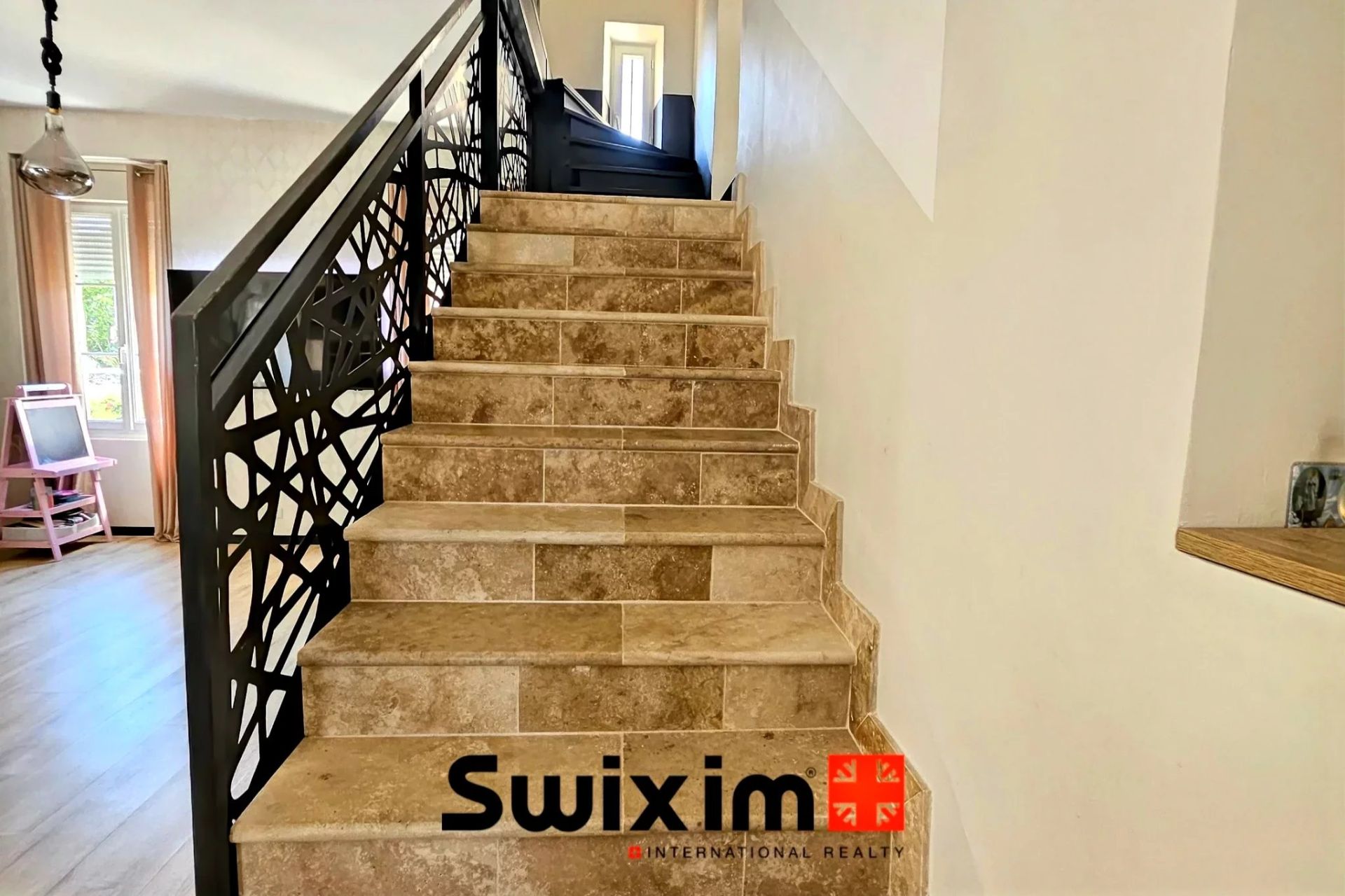 house 8 Rooms for sale on Saint-Estèphe (33180)