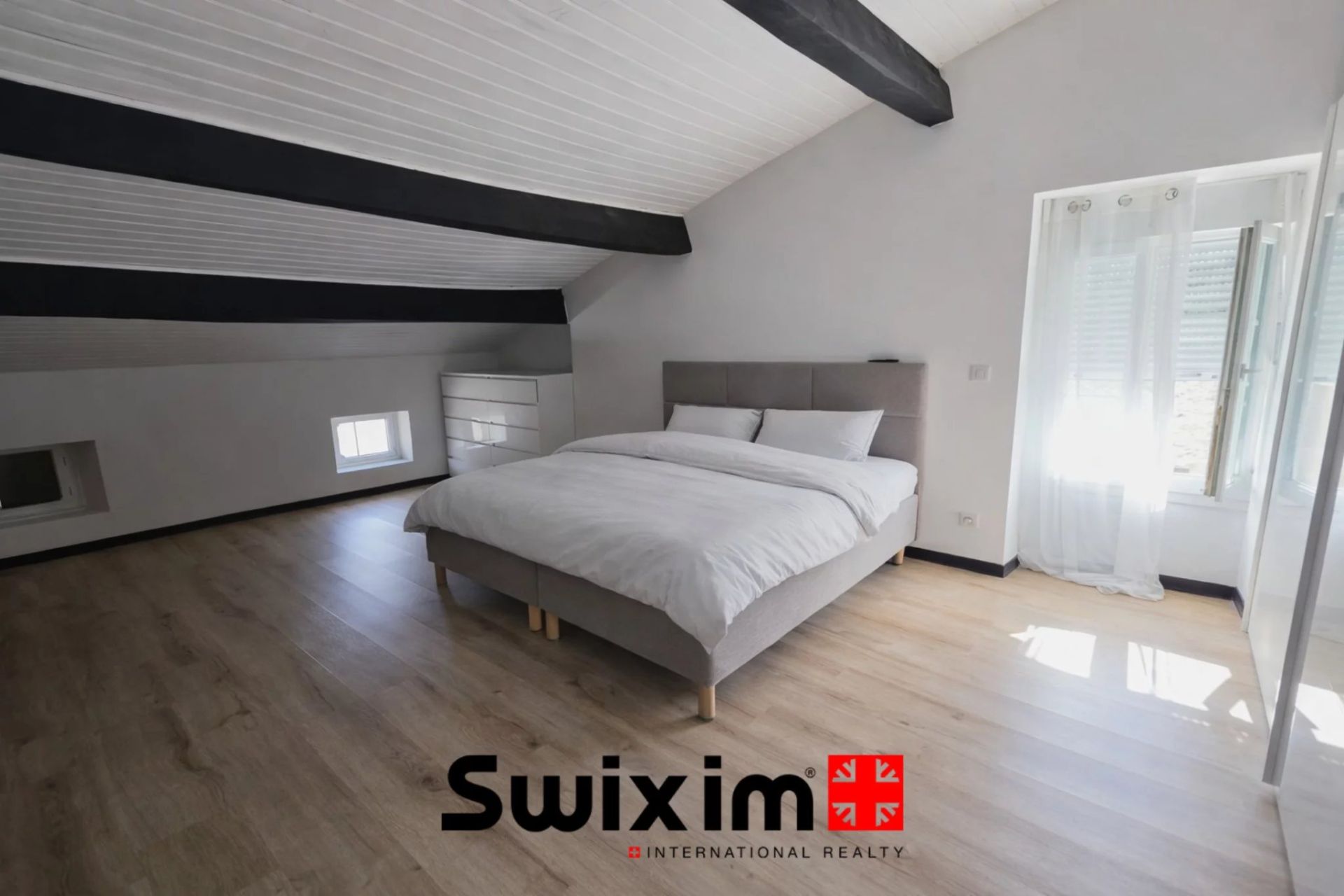 house 8 Rooms for sale on Saint-Estèphe (33180)