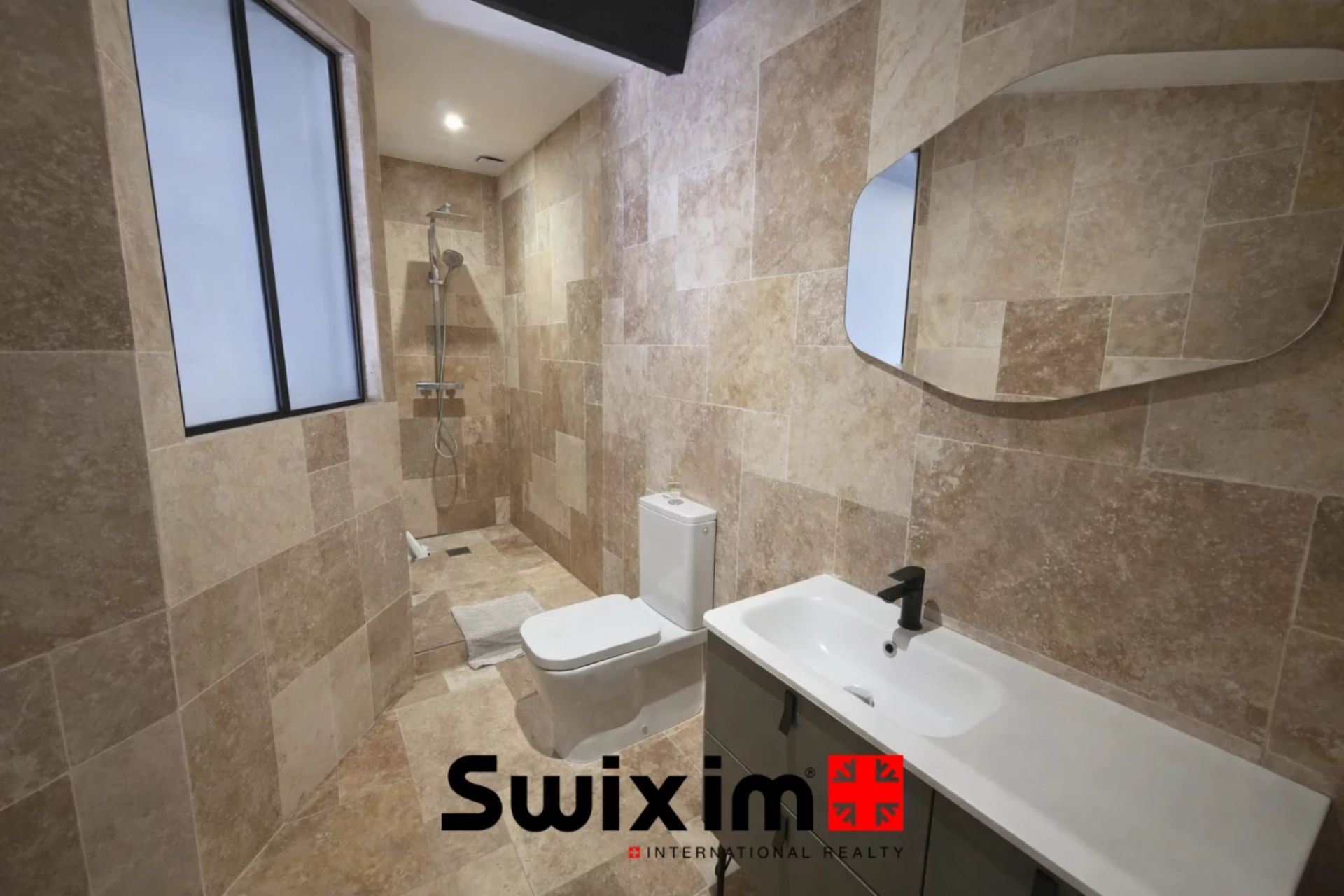house 8 Rooms for sale on Saint-Estèphe (33180)