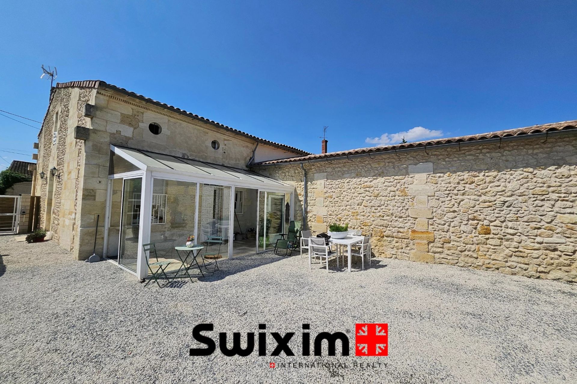 house 8 Rooms for sale on Saint-Estèphe (33180)