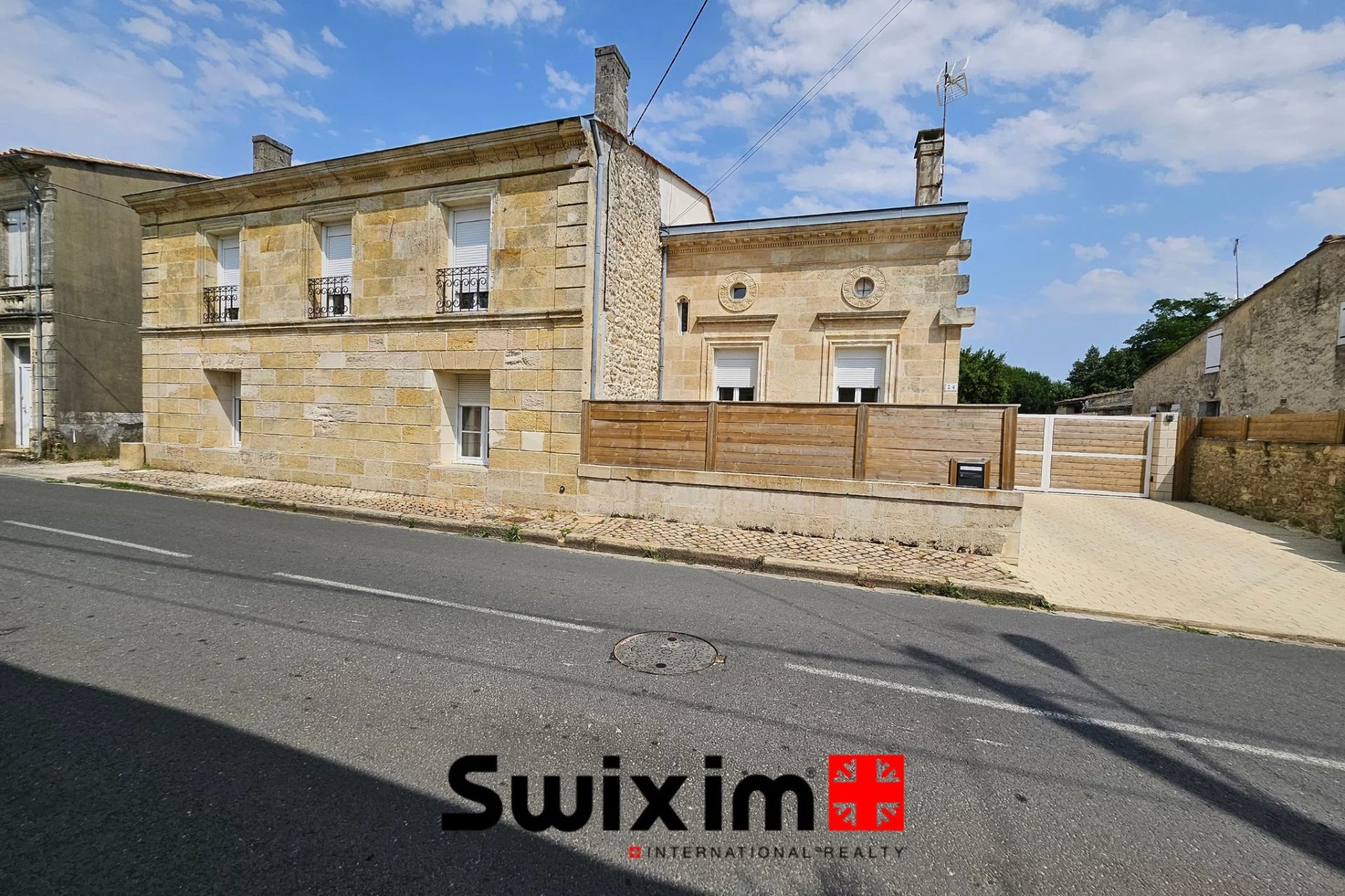 house 8 Rooms for sale on Saint-Estèphe (33180)