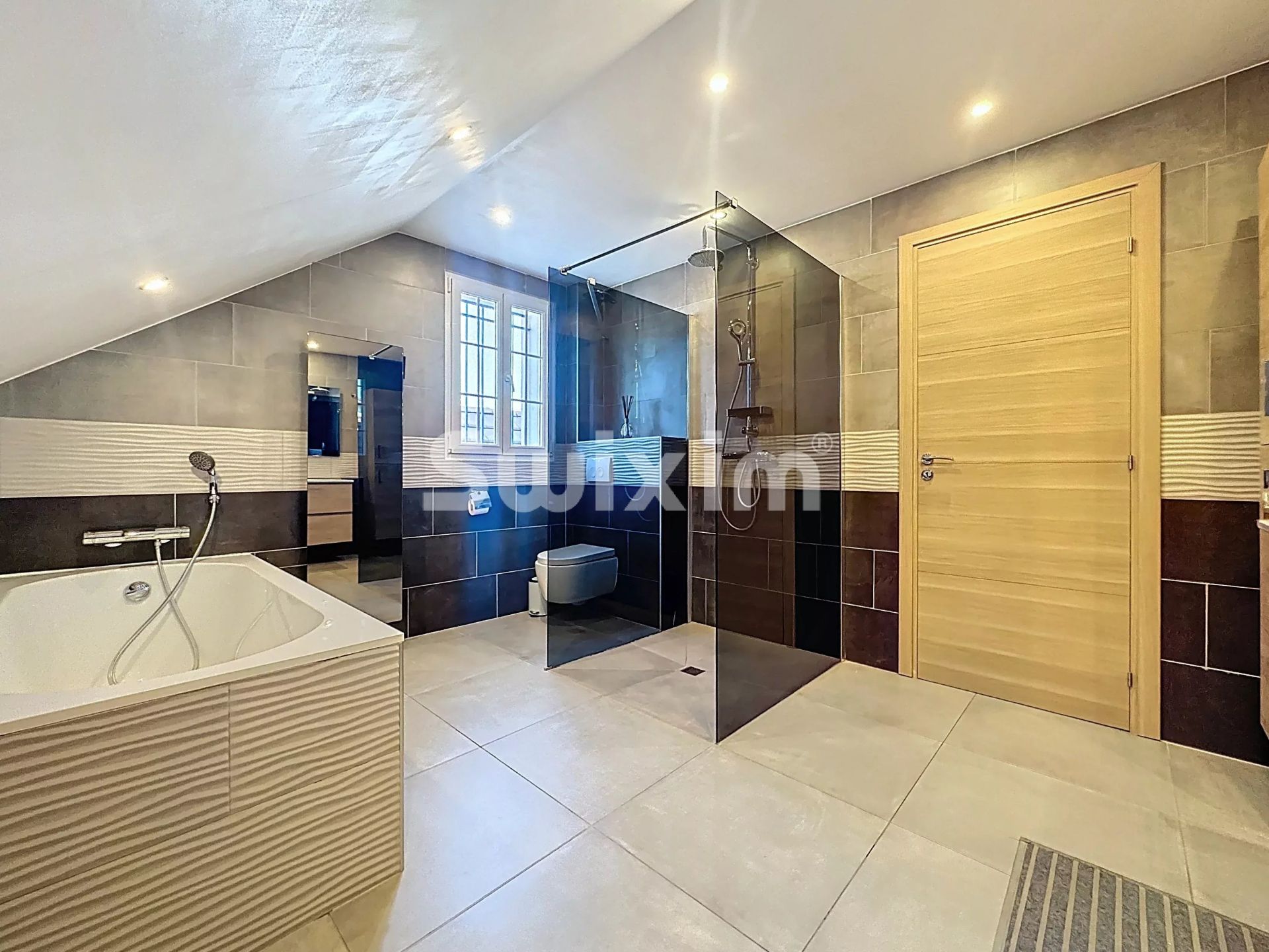 house 5 Rooms for sale on Saint-Genis-Pouilly (01630)