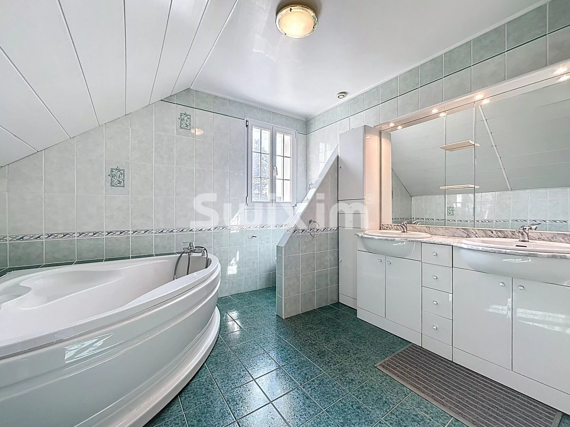 house 5 Rooms for sale on Saint-Genis-Pouilly (01630)