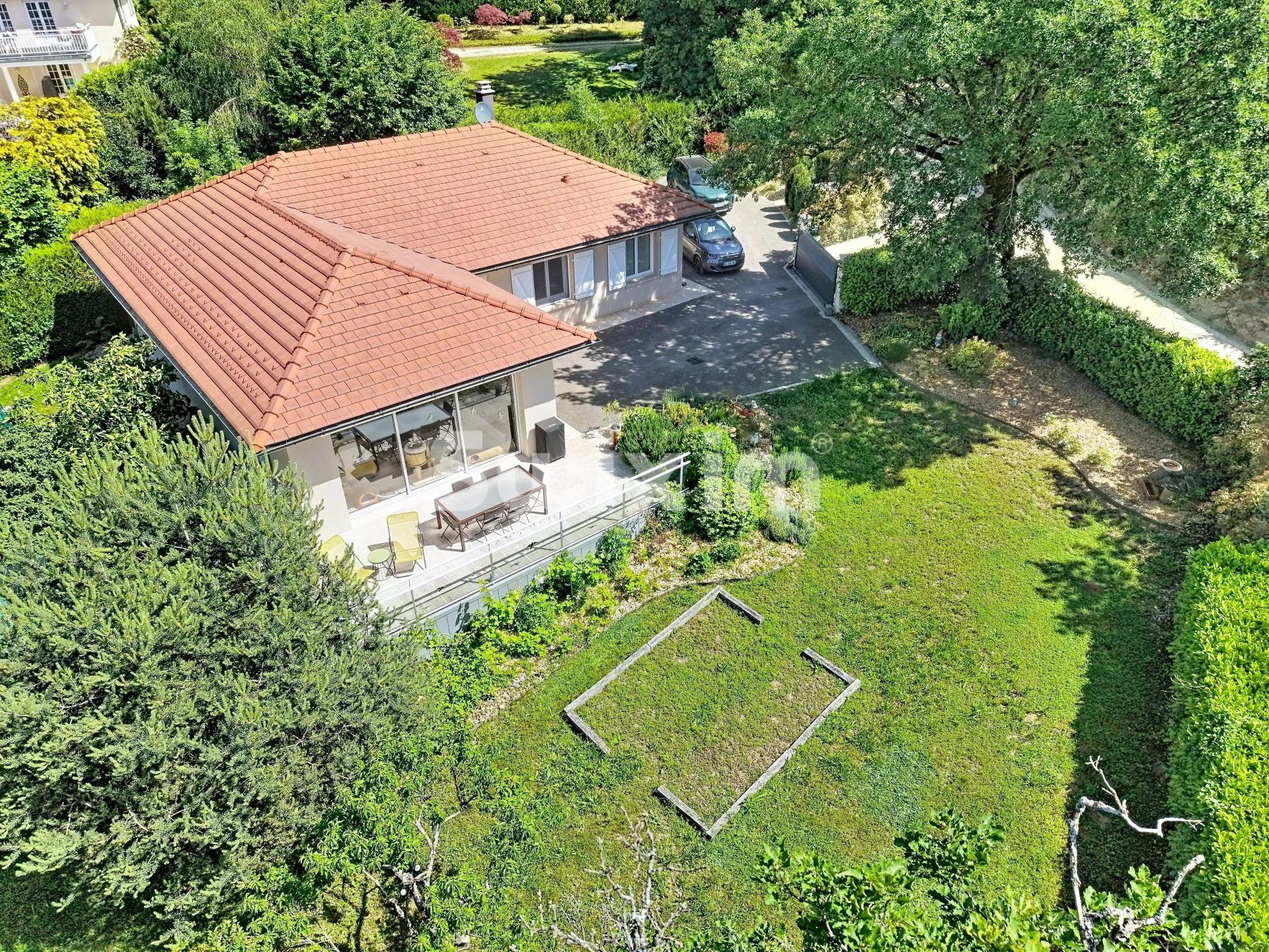 house 5 Rooms for sale on Grilly (01220)